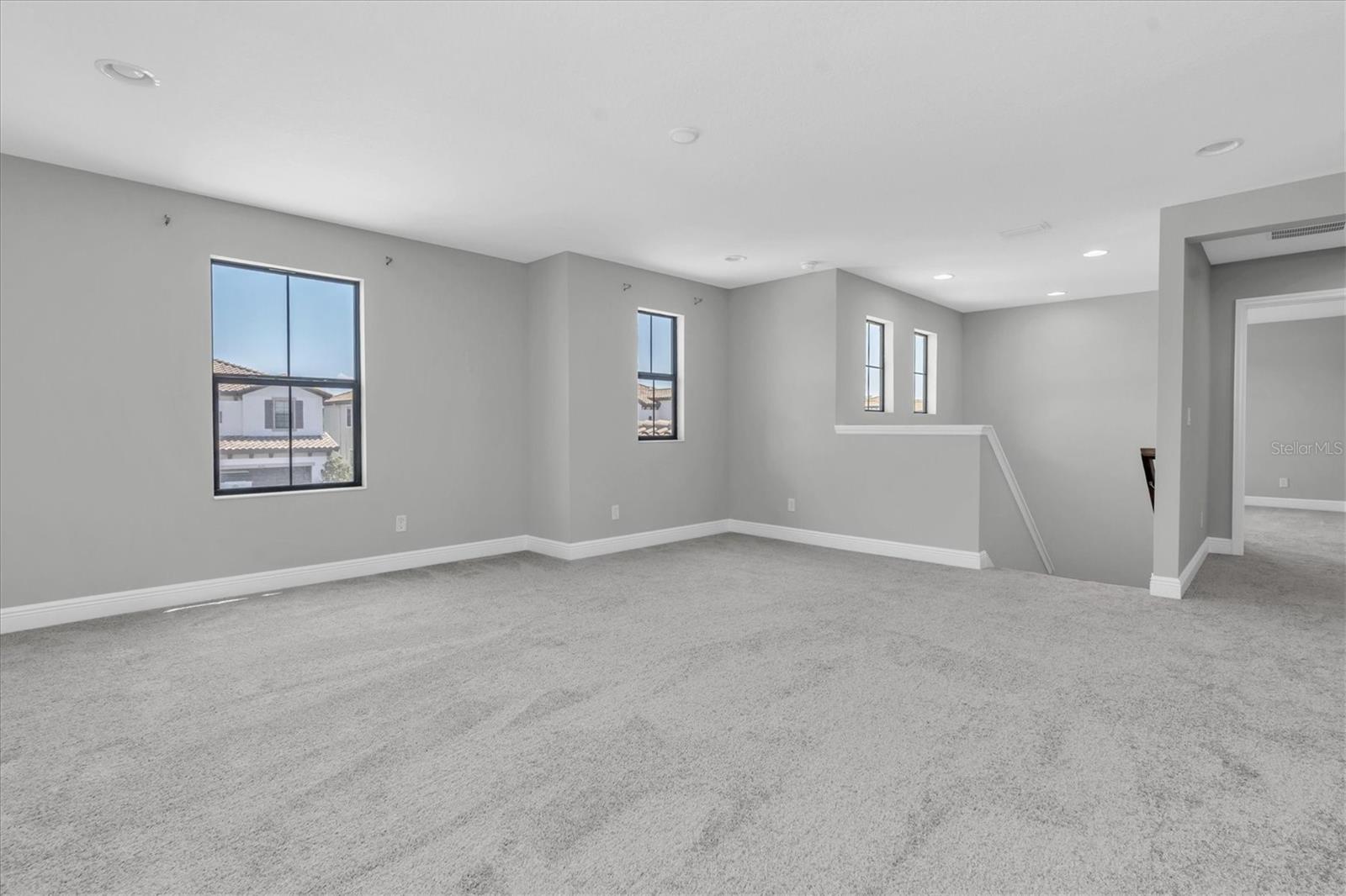 Listing photo id 21 for 4073 Maurice Avenue