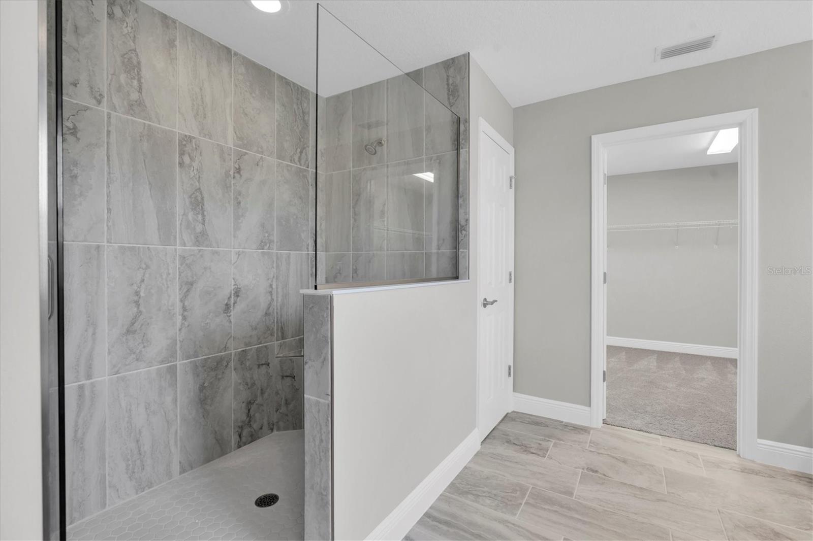 Listing photo id 25 for 4073 Maurice Avenue