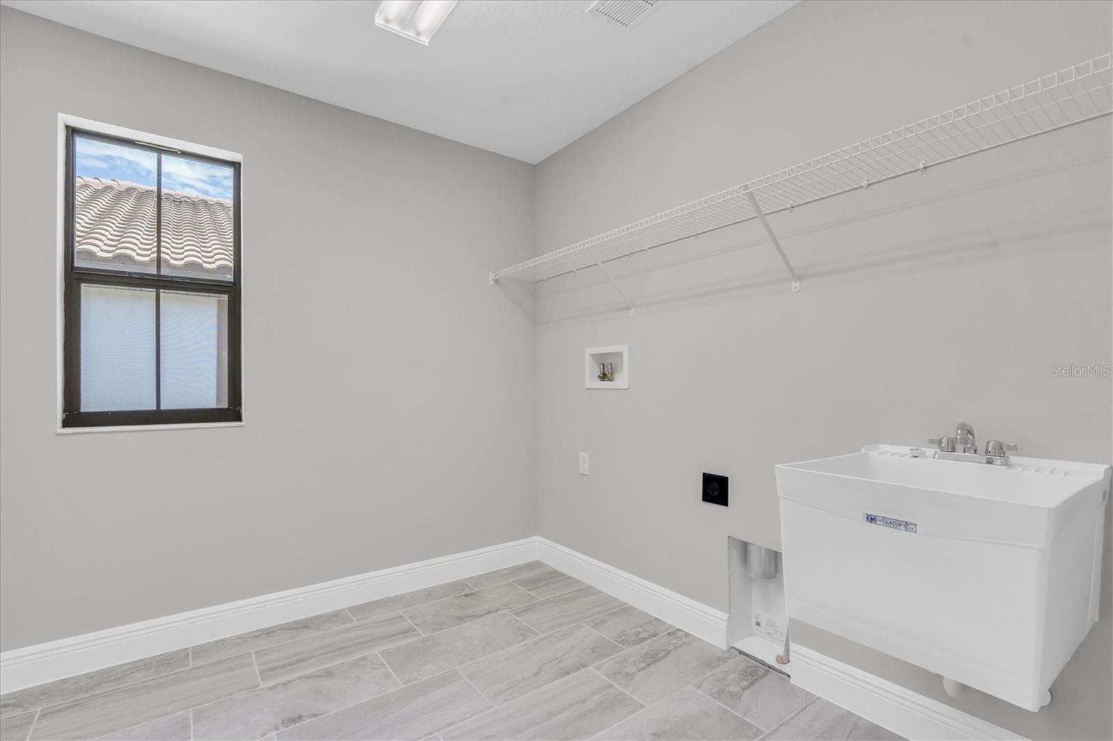 Listing photo id 27 for 4073 Maurice Avenue