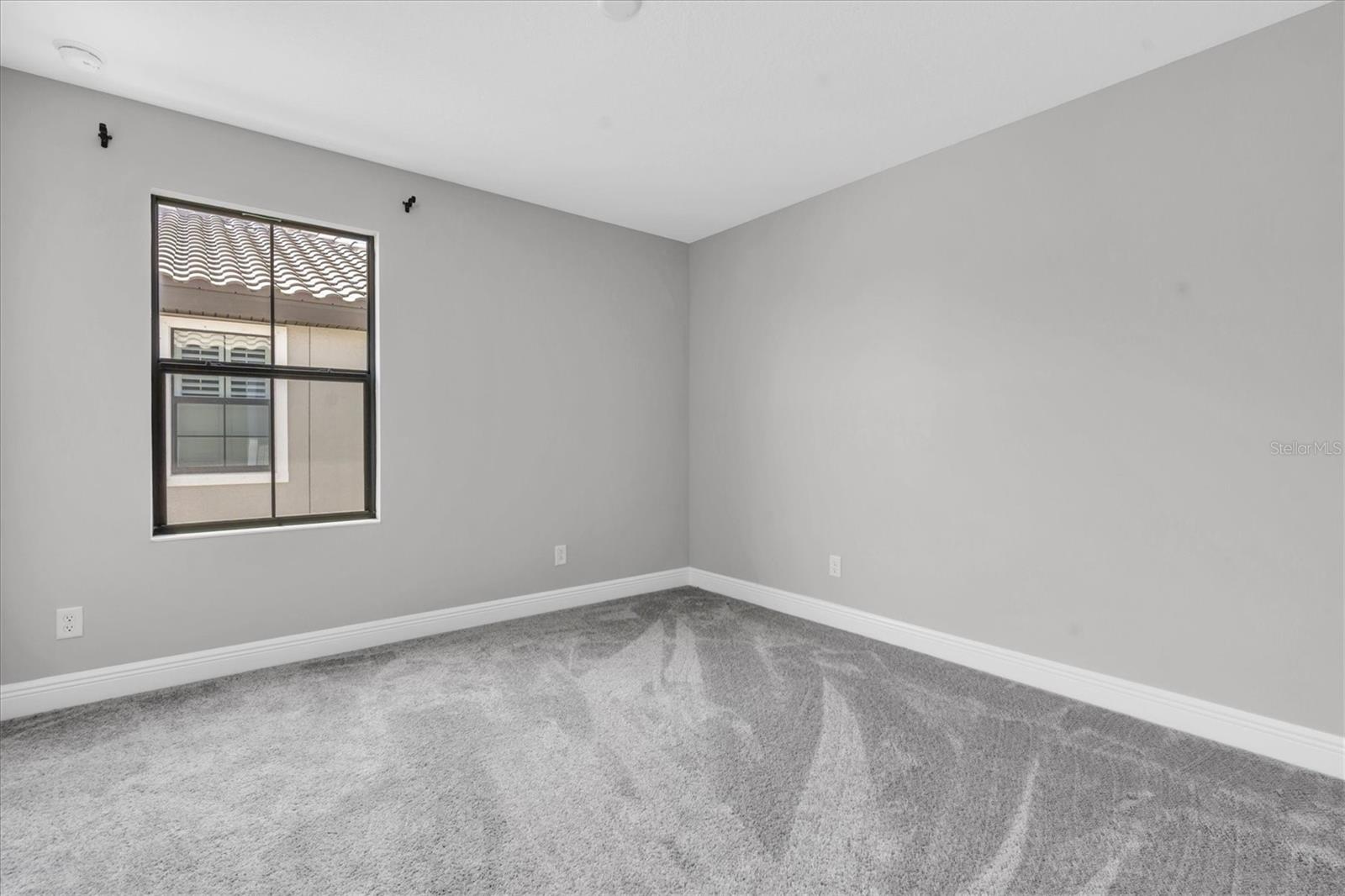 Listing photo id 32 for 4073 Maurice Avenue
