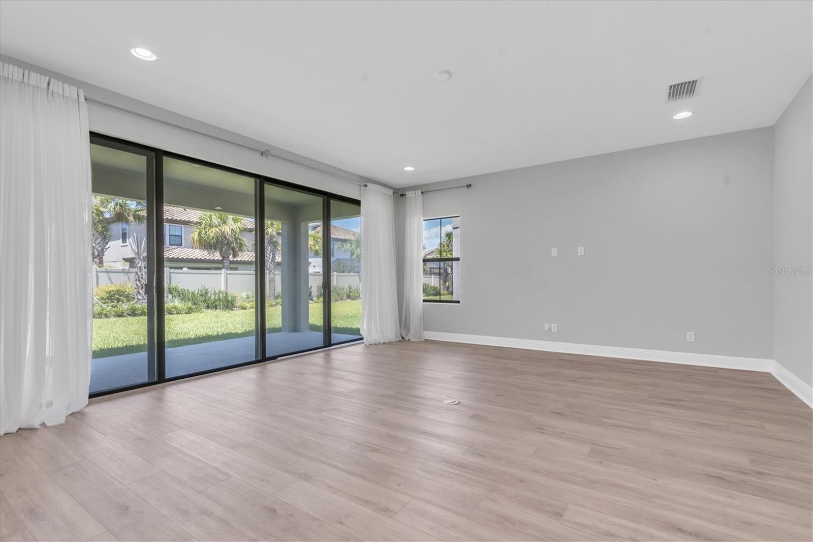 Listing photo id 4 for 4073 Maurice Avenue