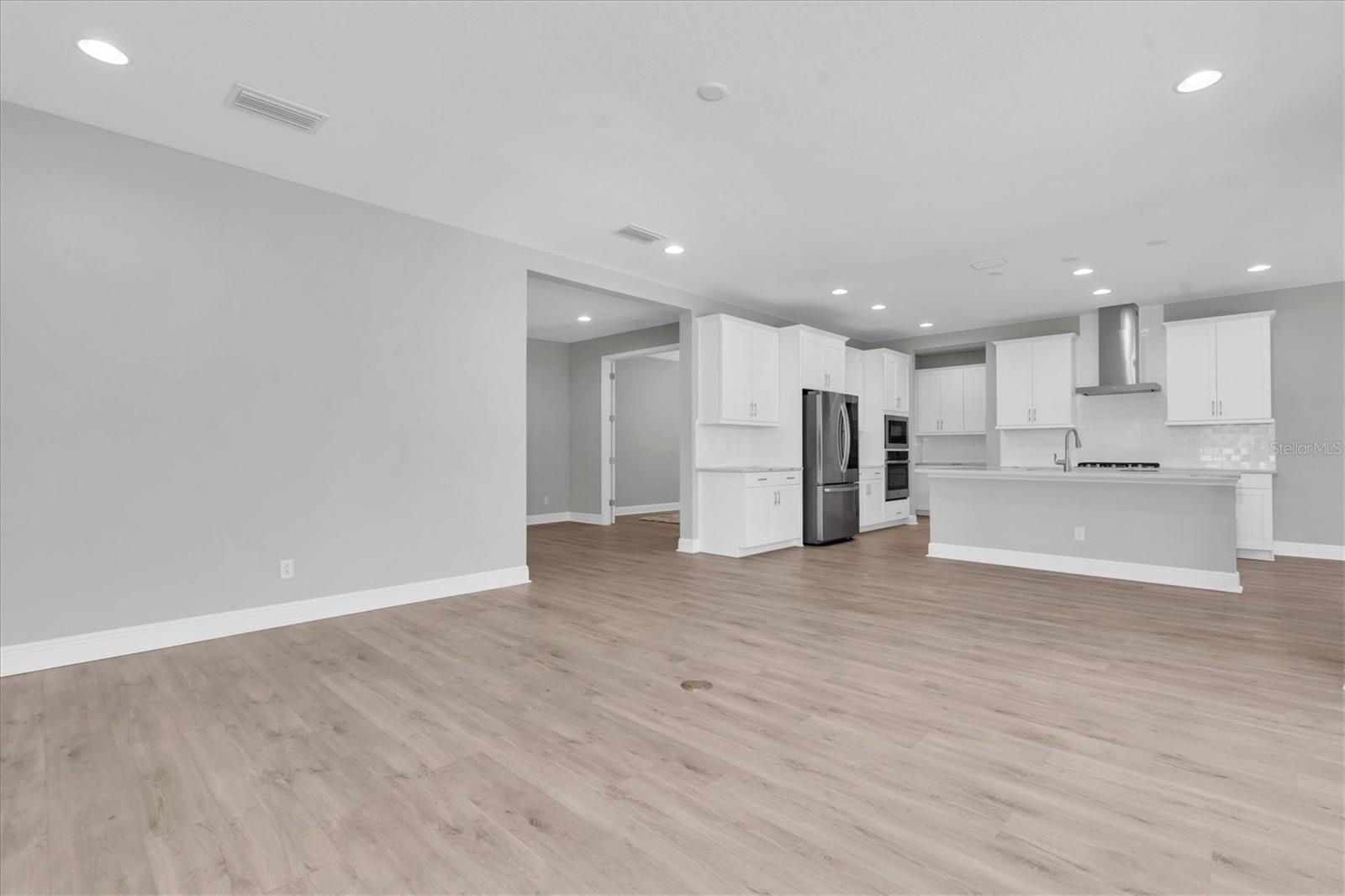 Listing photo id 5 for 4073 Maurice Avenue
