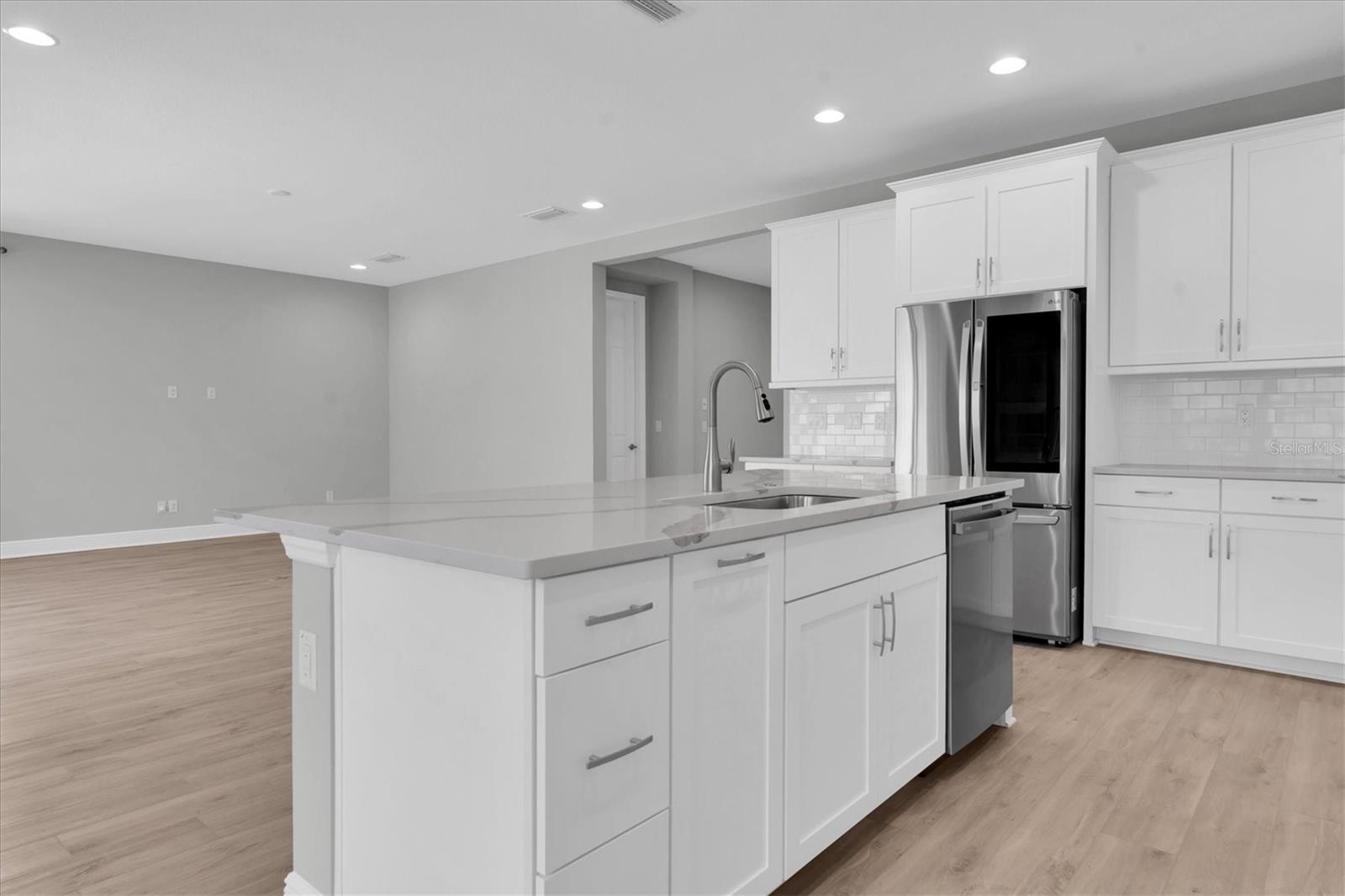 Listing photo id 6 for 4073 Maurice Avenue