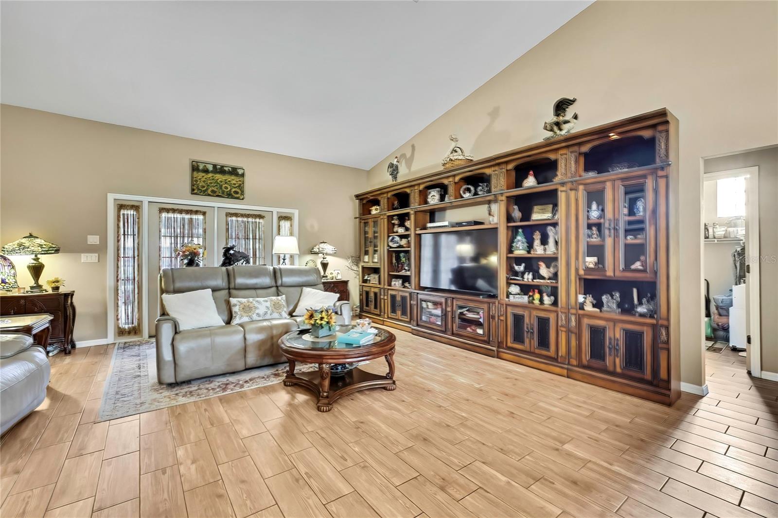 Image 5 of 54 For 16605 Diplomat Drive