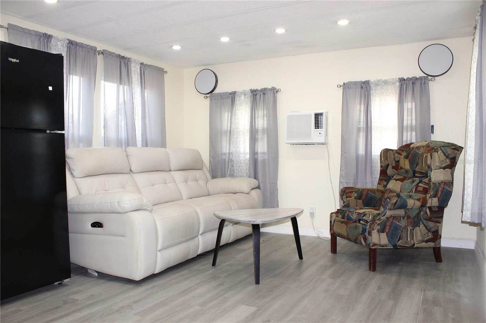 Listing photo id 8 for 2143 Orange Drive