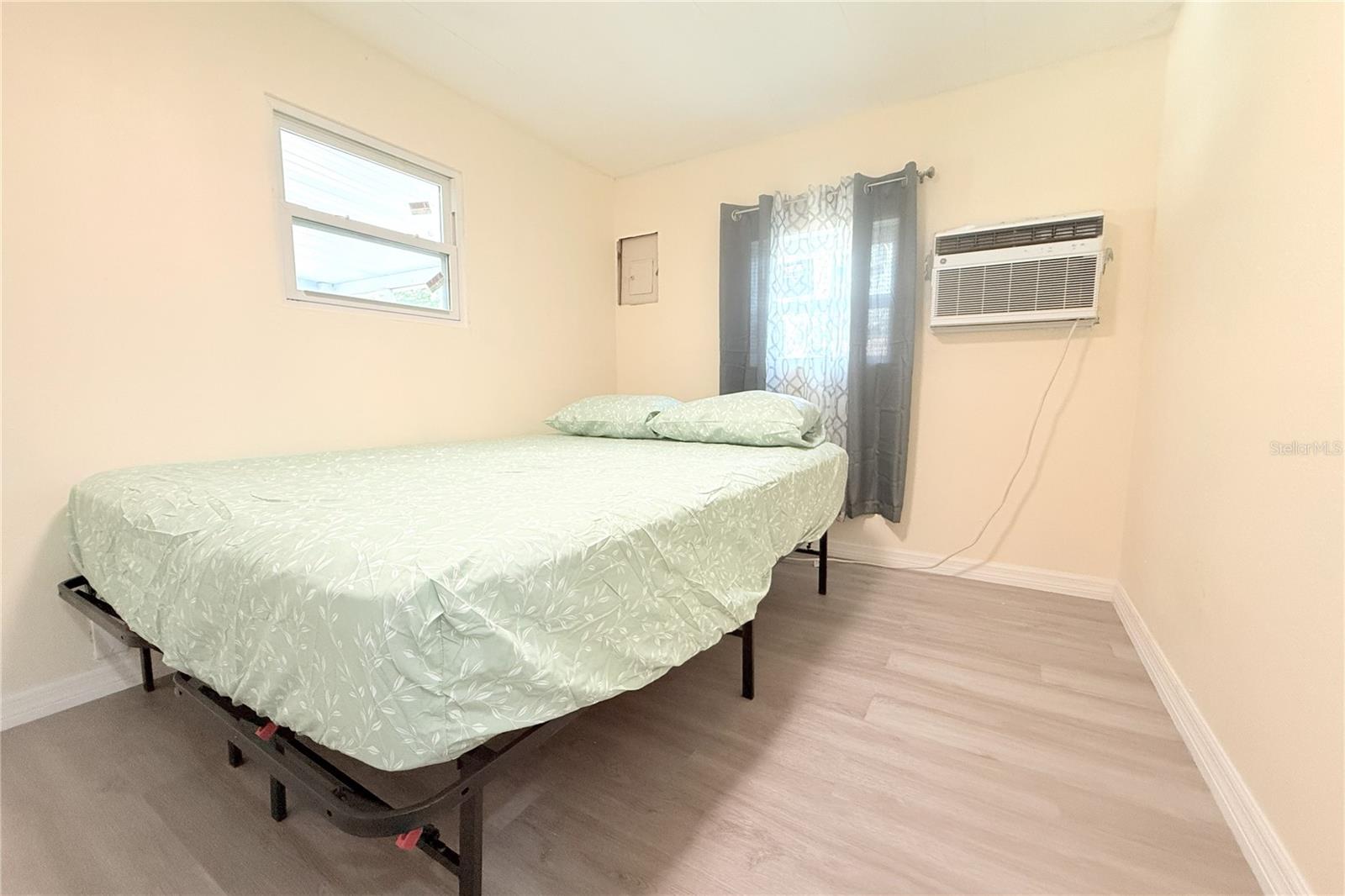 Listing photo id 14 for 2143 Orange Drive
