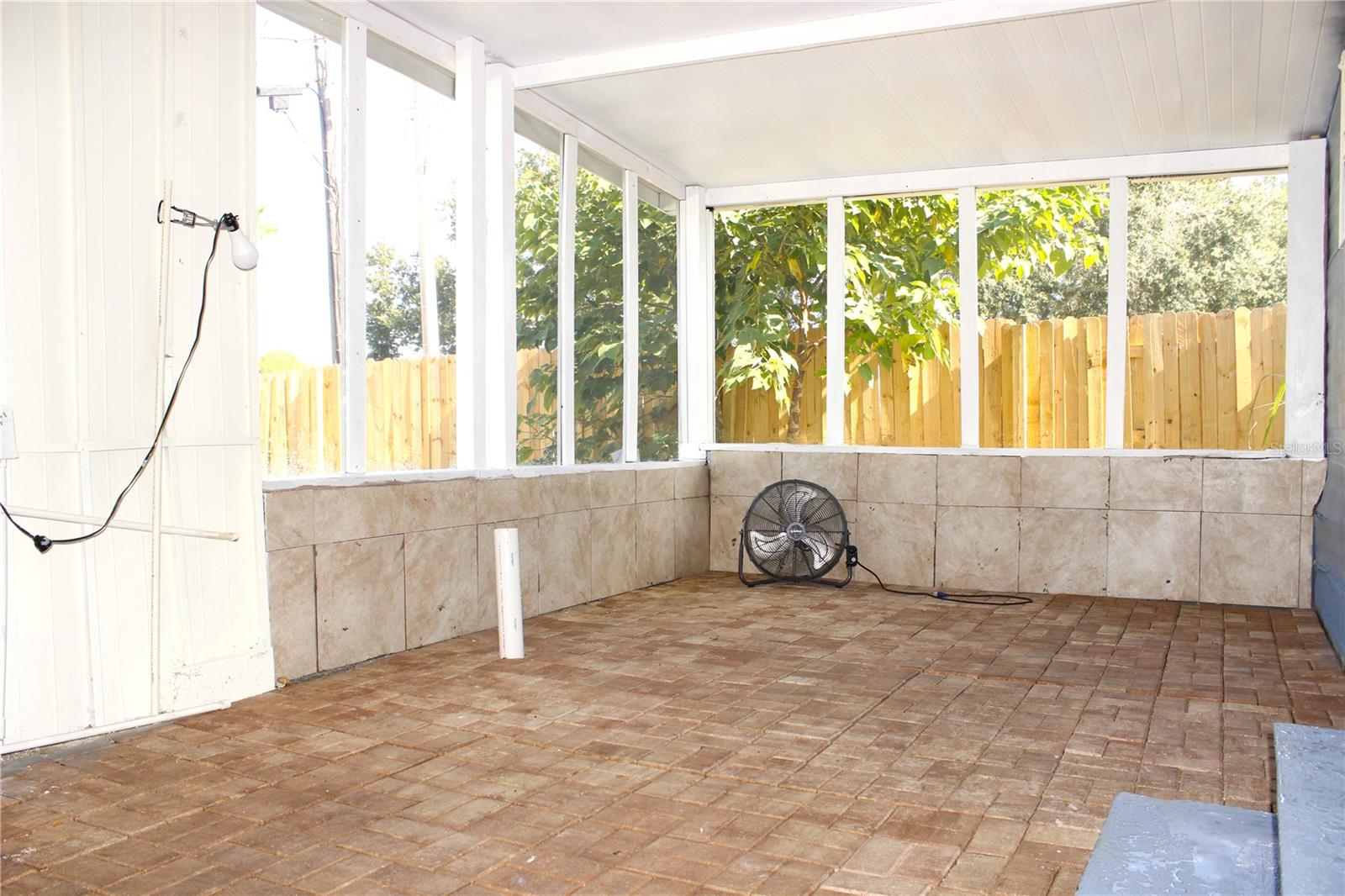 Listing photo id 20 for 2143 Orange Drive