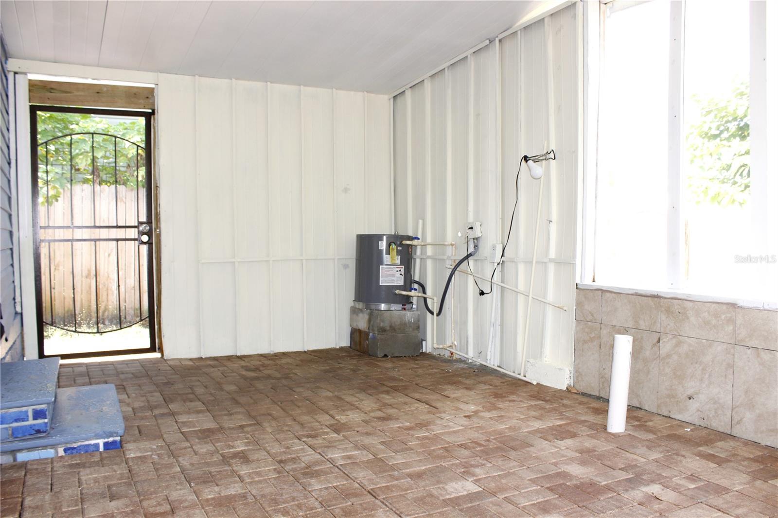 Listing photo id 21 for 2143 Orange Drive