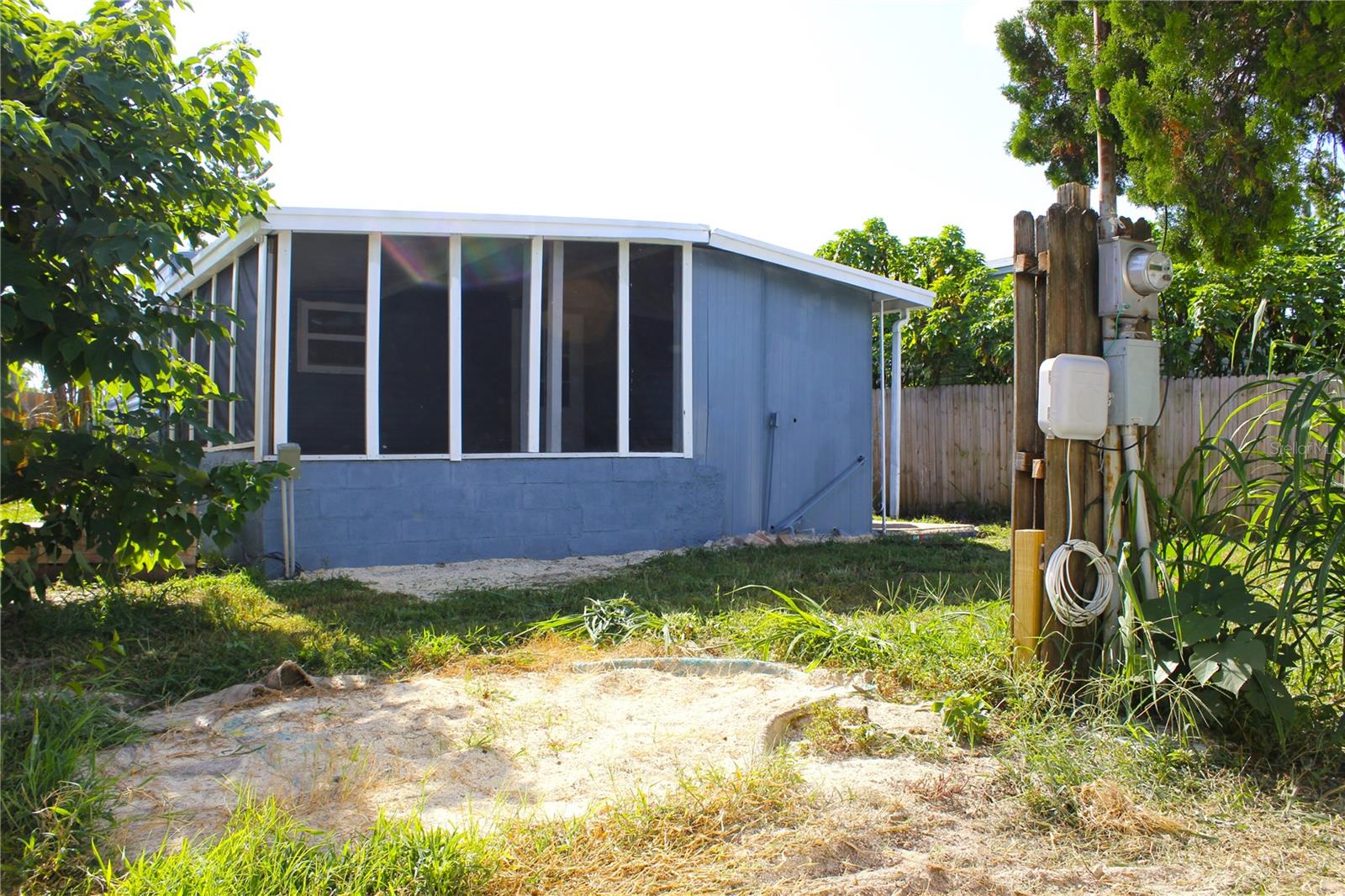 Listing photo id 24 for 2143 Orange Drive