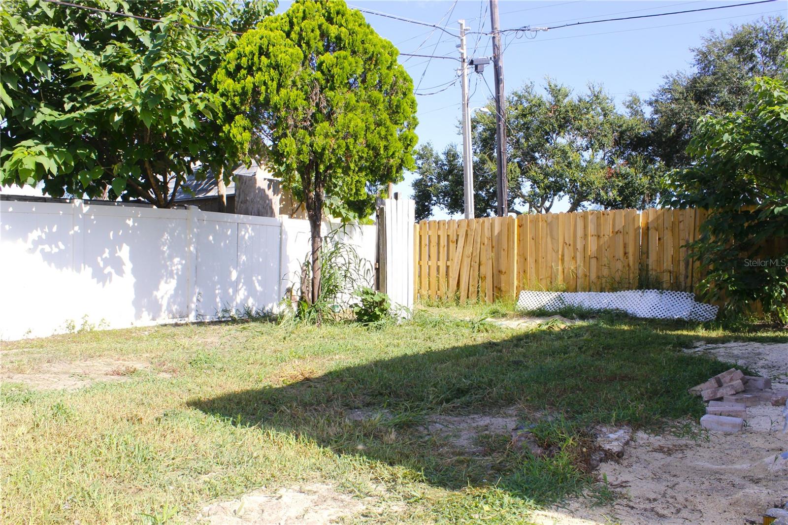 Listing photo id 27 for 2143 Orange Drive
