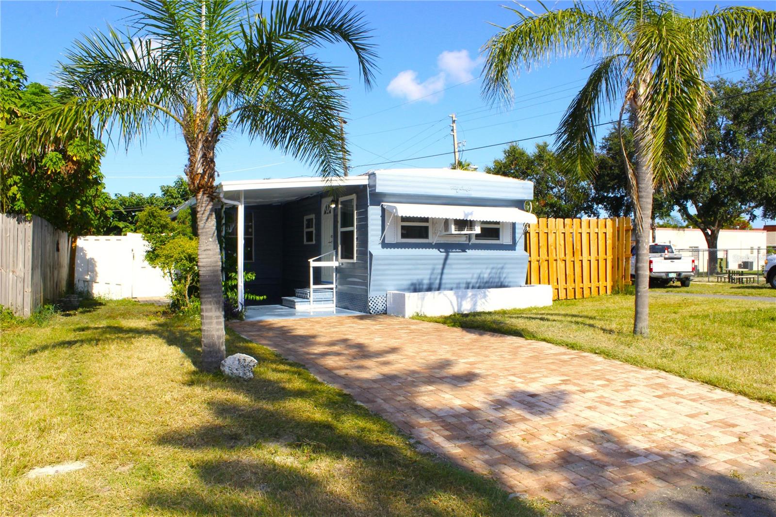 Listing photo id 1 for 2143 Orange Drive