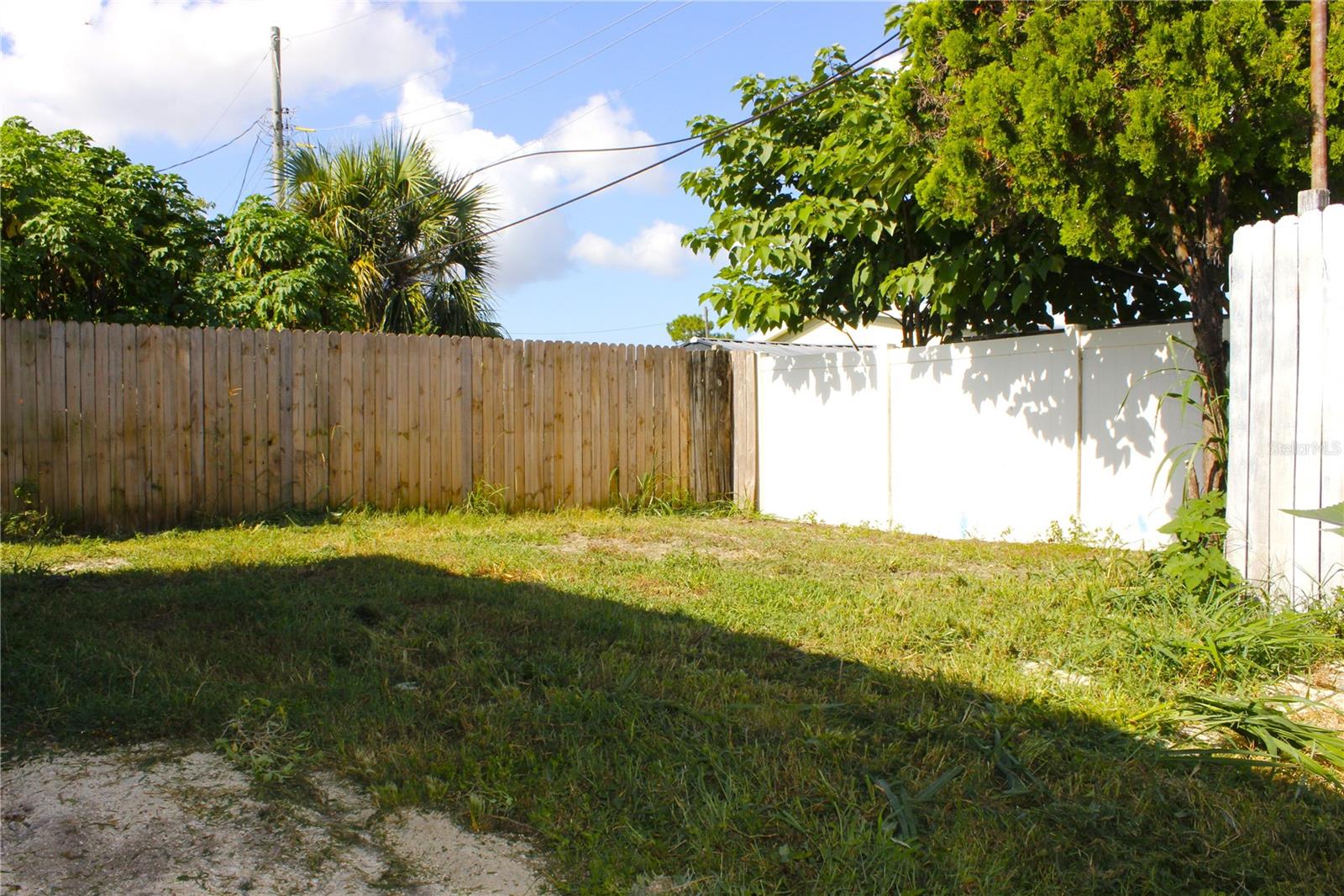 Listing photo id 28 for 2143 Orange Drive