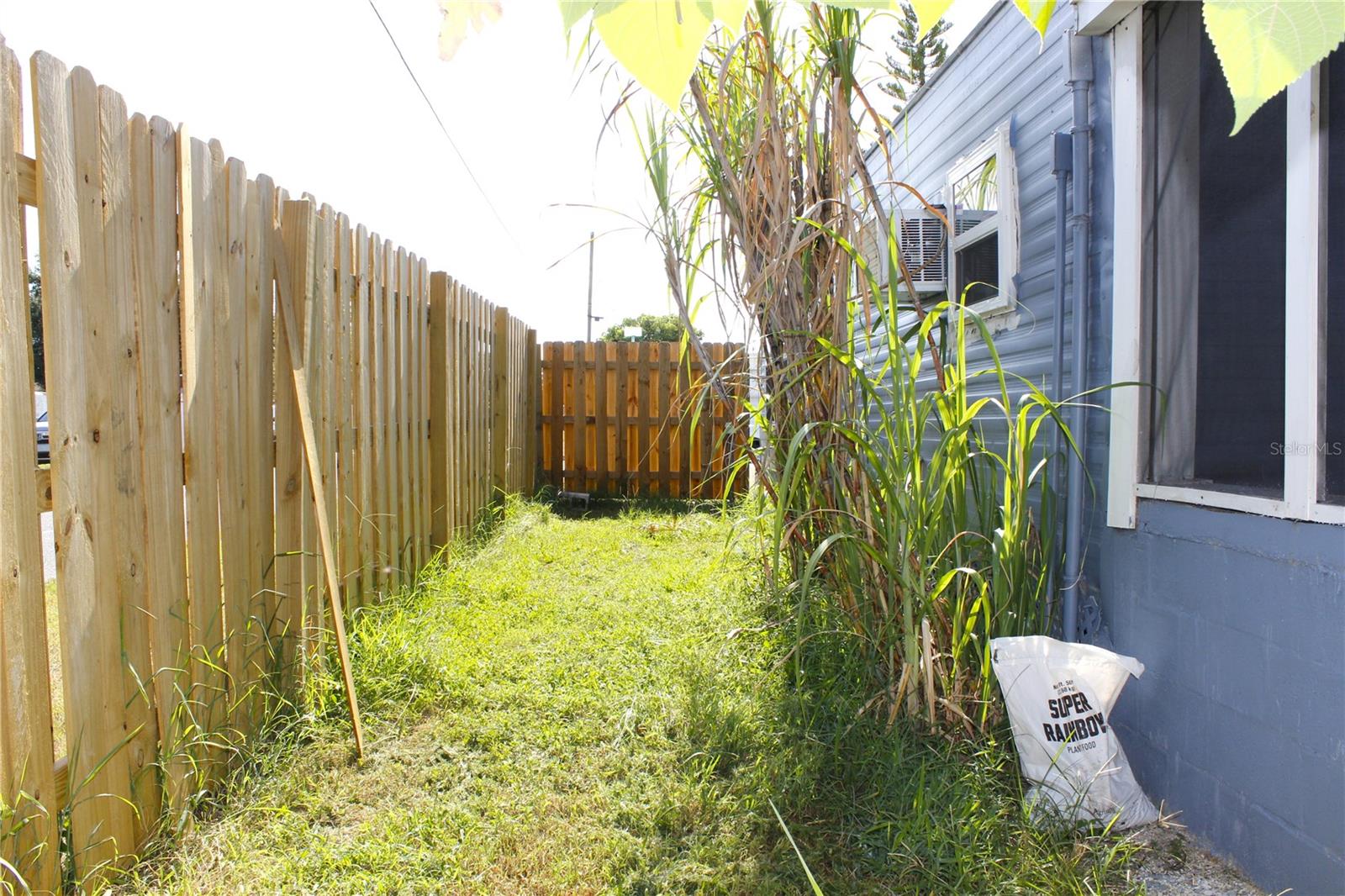 Listing photo id 30 for 2143 Orange Drive