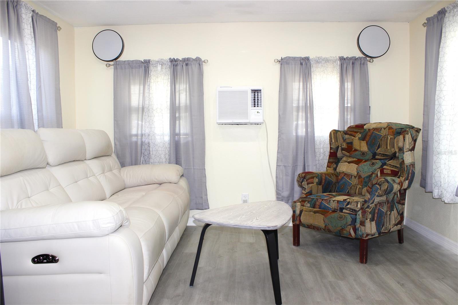 Listing photo id 7 for 2143 Orange Drive