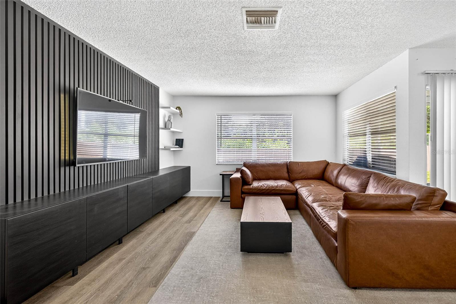 Listing photo id 9 for 7902 Royal Hart Drive