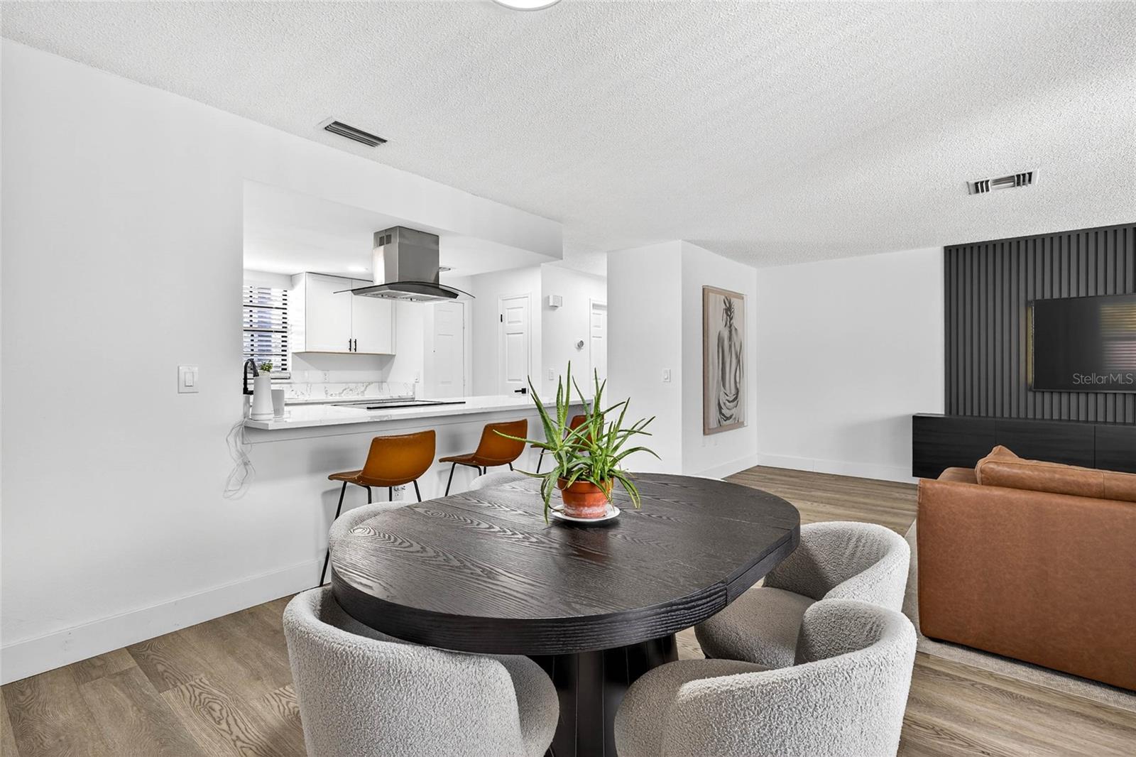 Listing photo id 14 for 7902 Royal Hart Drive