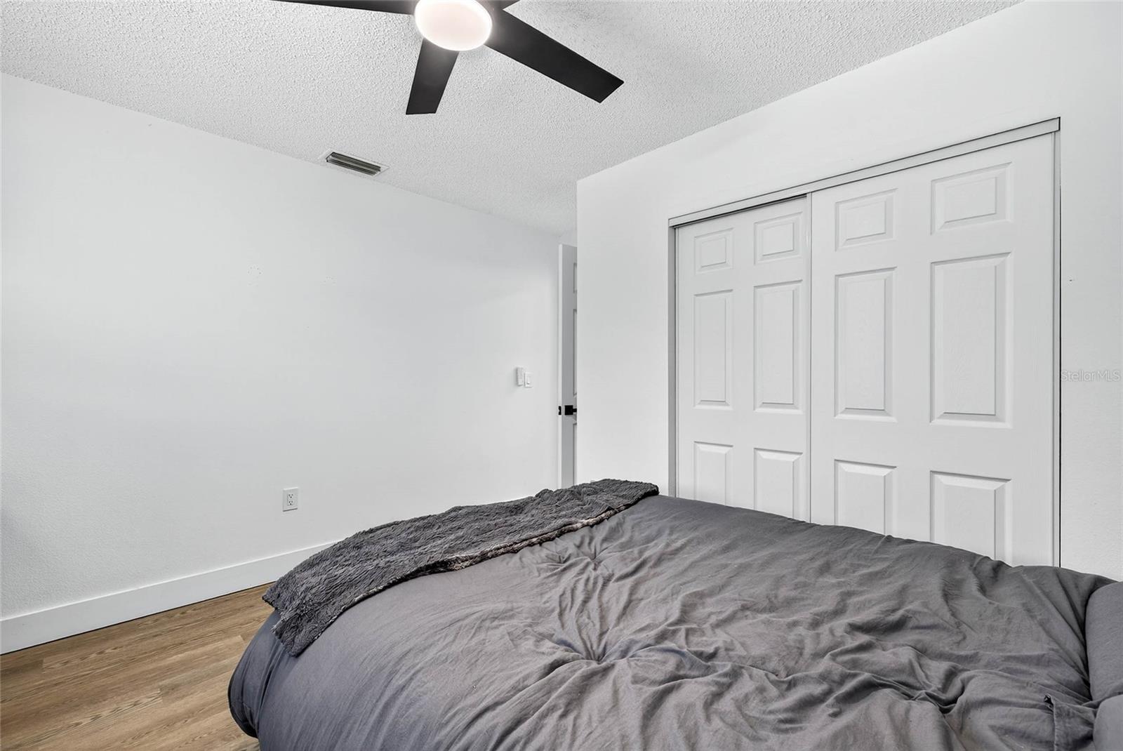 Listing photo id 17 for 7902 Royal Hart Drive