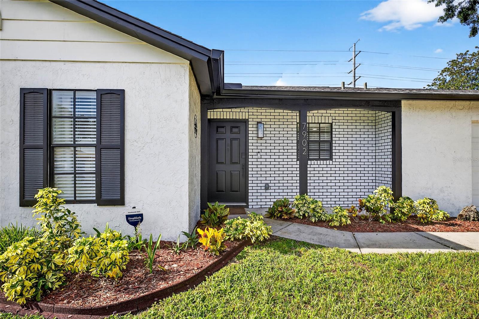 Listing photo id 0 for 7902 Royal Hart Drive