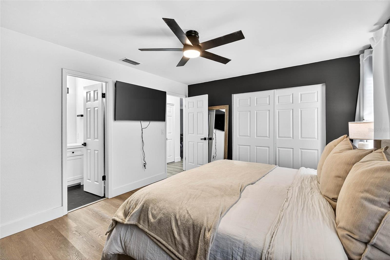 Listing photo id 21 for 7902 Royal Hart Drive