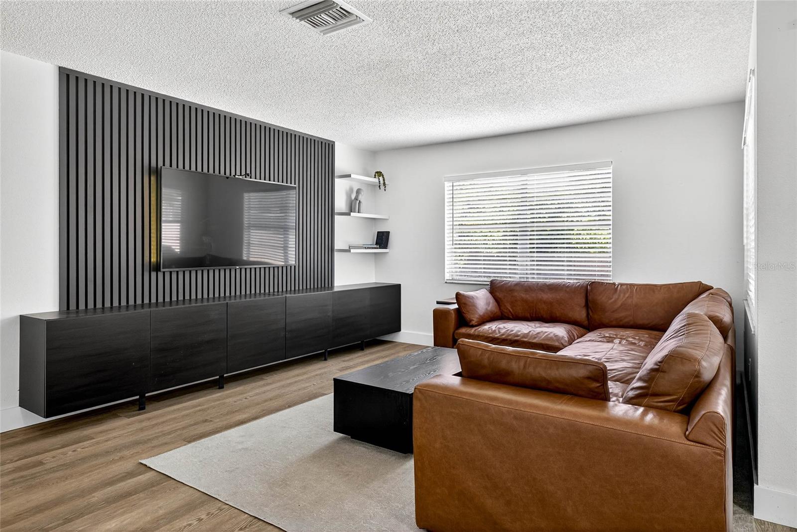 Listing photo id 2 for 7902 Royal Hart Drive