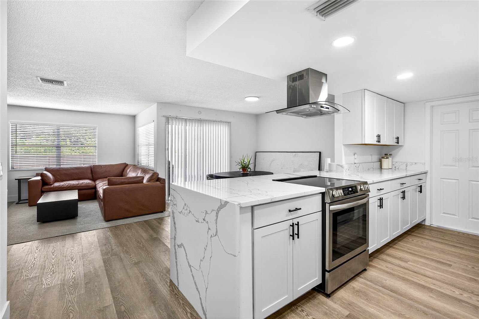 Listing photo id 4 for 7902 Royal Hart Drive