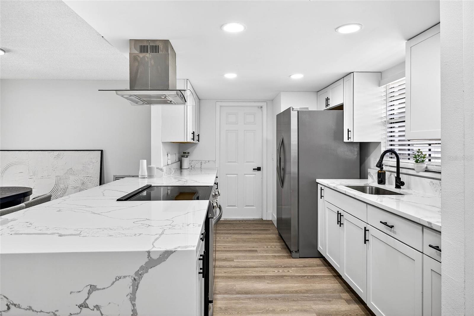 Listing photo id 5 for 7902 Royal Hart Drive