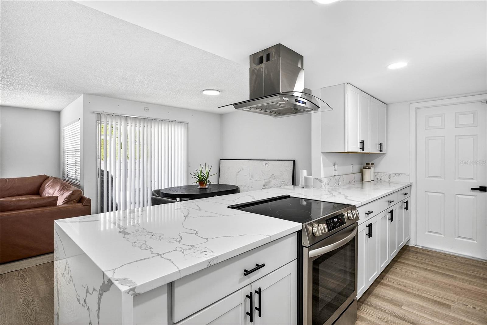 Listing photo id 6 for 7902 Royal Hart Drive