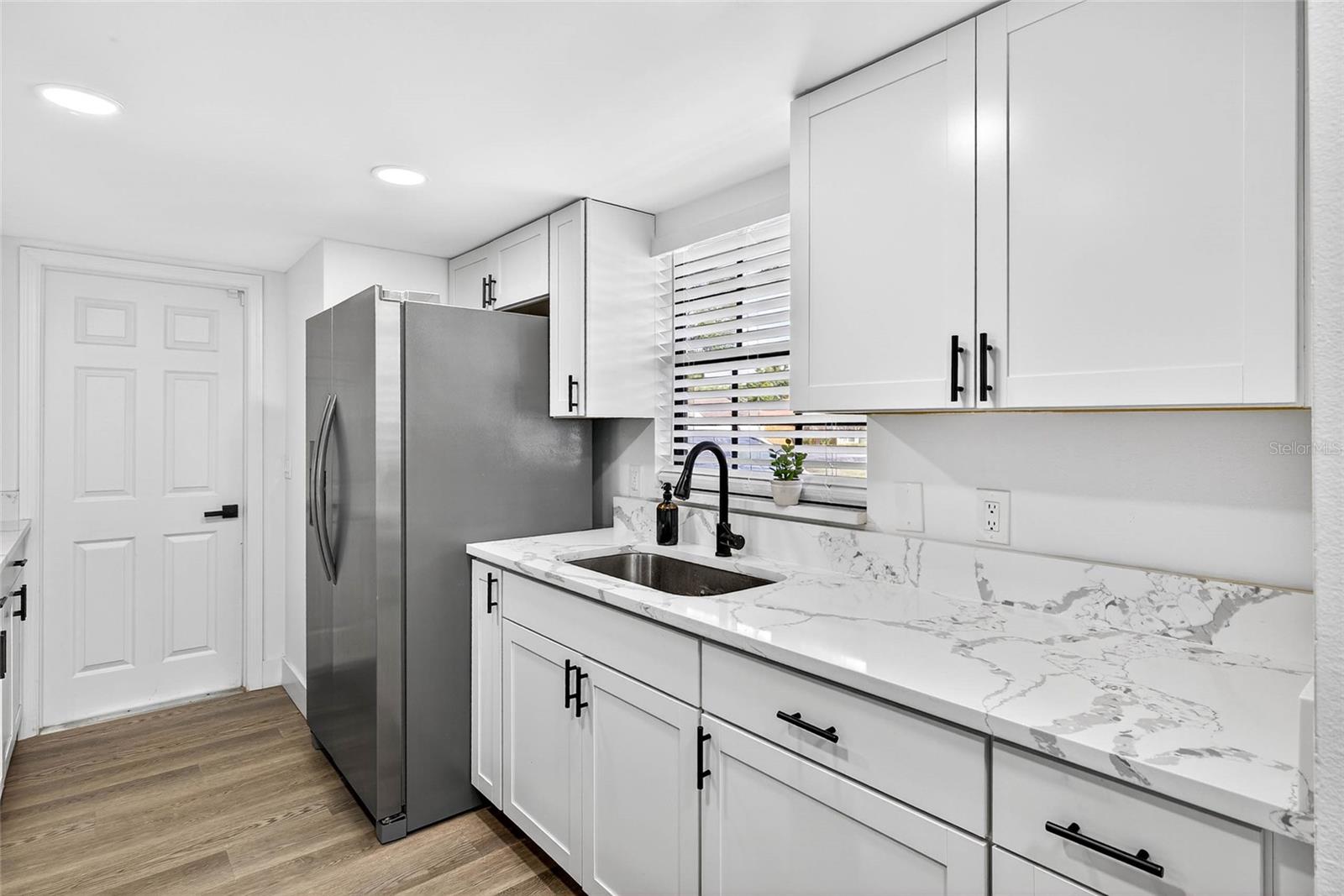 Listing photo id 7 for 7902 Royal Hart Drive