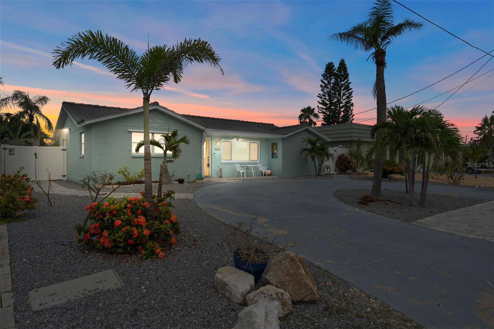 Listing photo id 0 for 13621 Jennita Drive