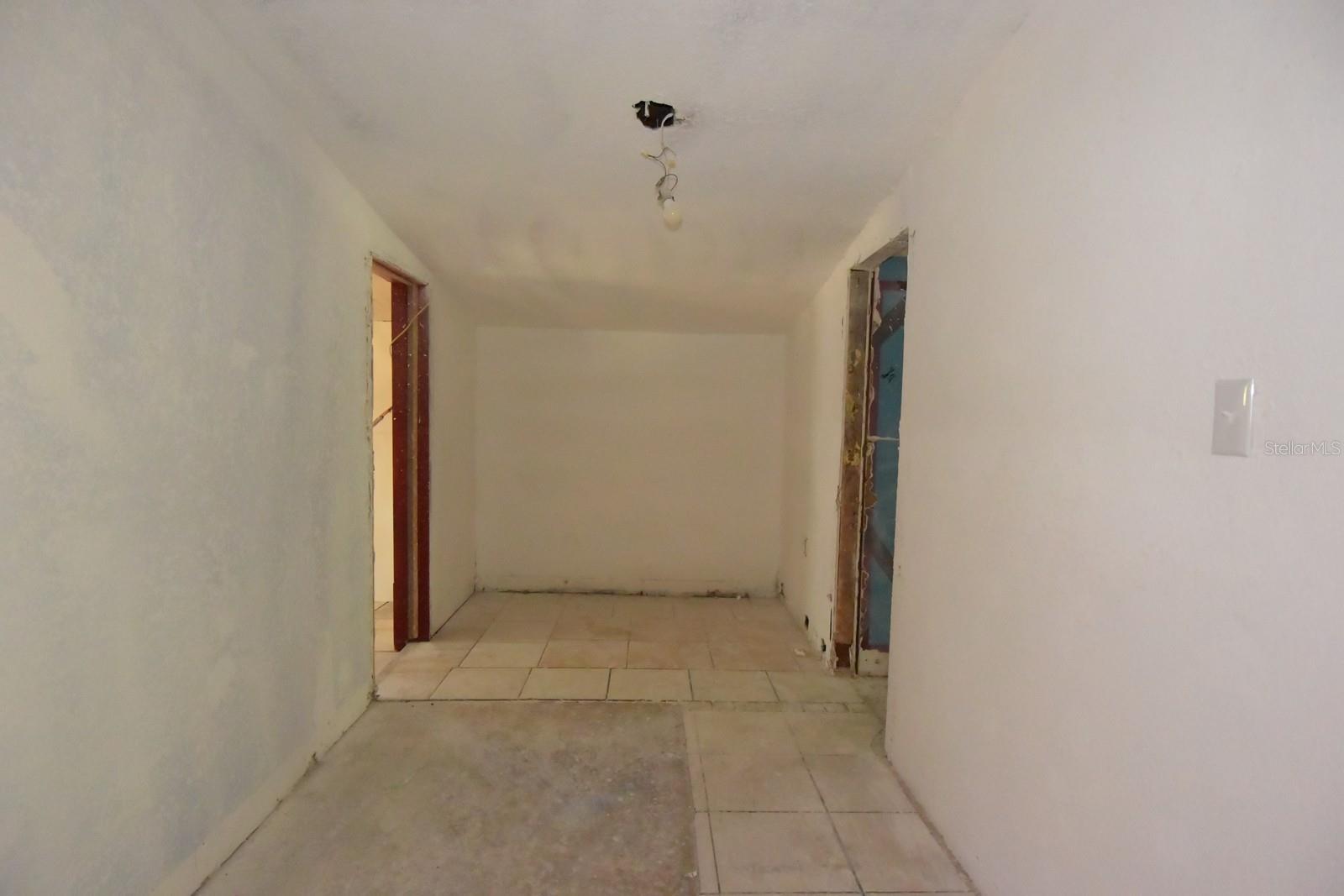 Listing photo id 8 for 2810 Van Buren Street