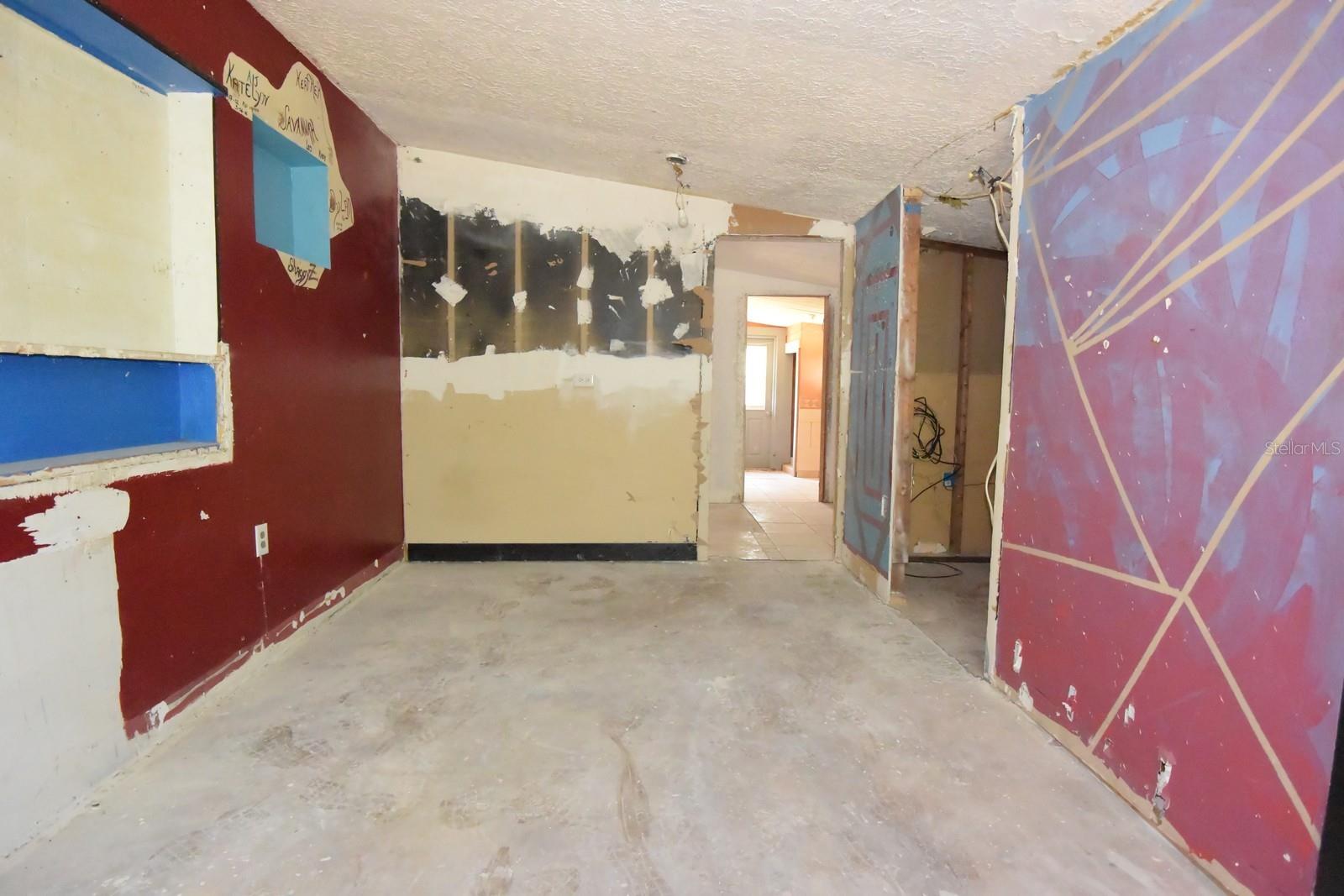 Listing photo id 11 for 2810 Van Buren Street