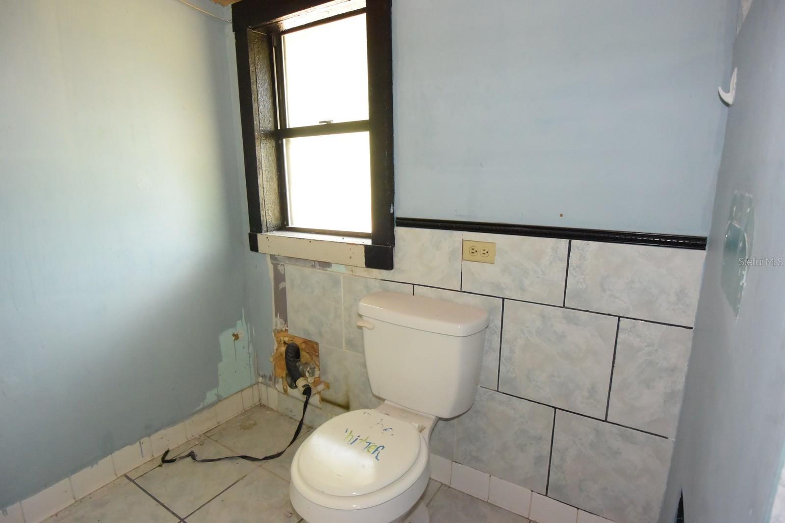 Listing photo id 12 for 2810 Van Buren Street