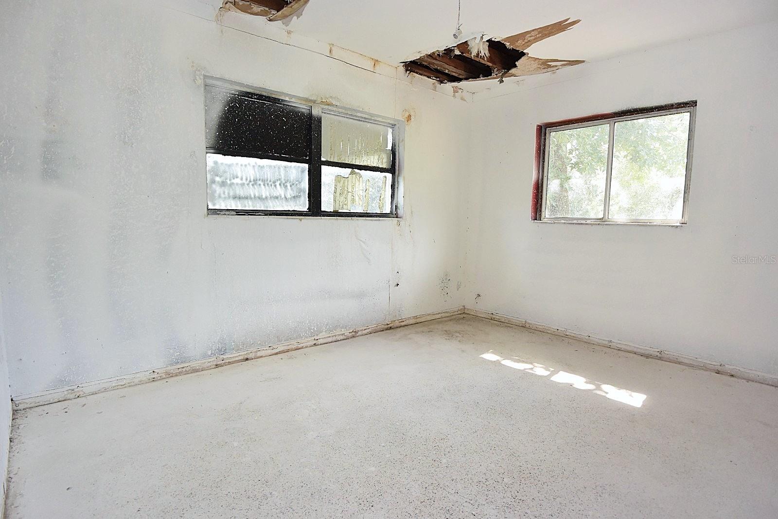 Listing photo id 13 for 2810 Van Buren Street