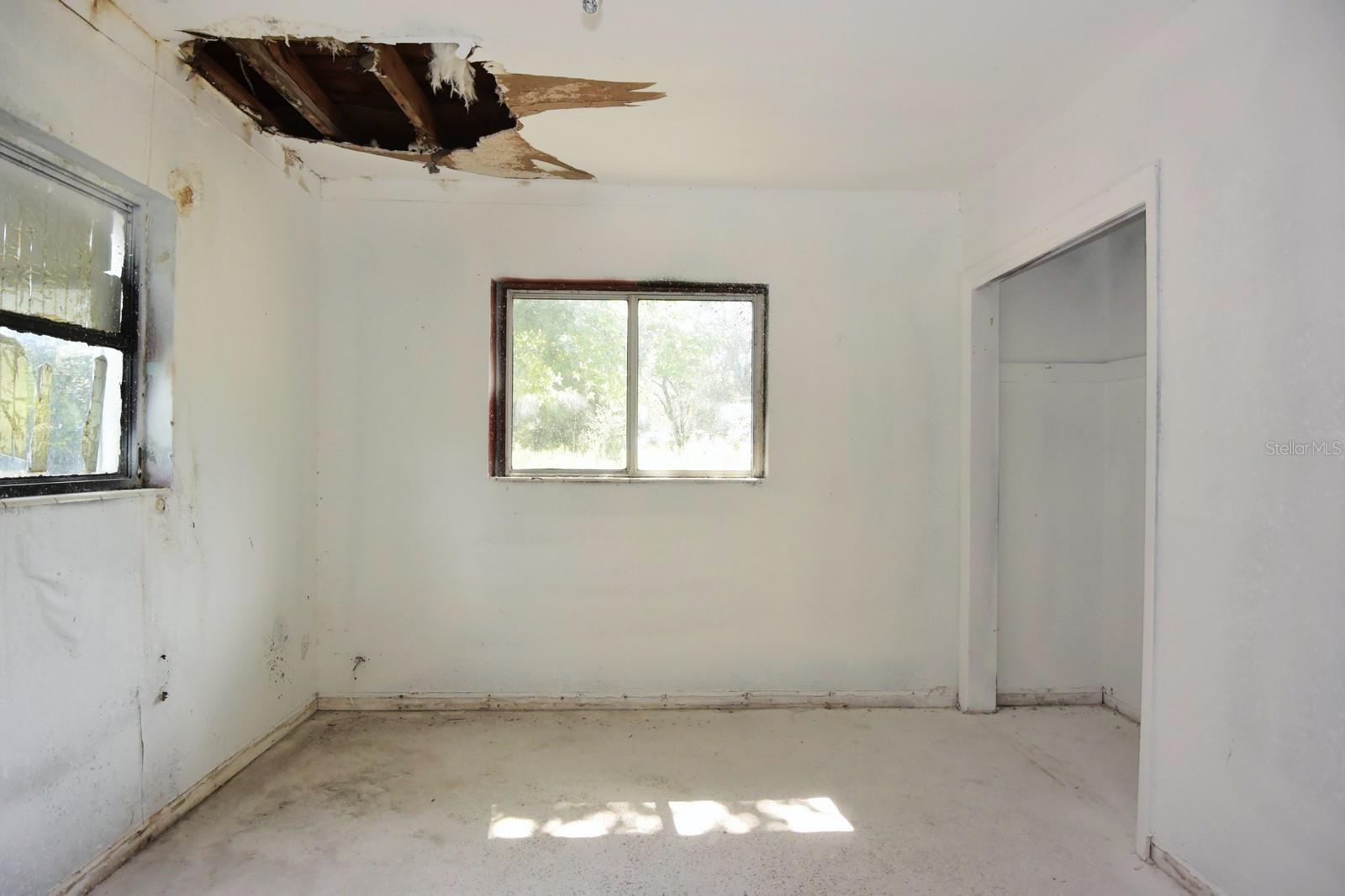Listing photo id 14 for 2810 Van Buren Street