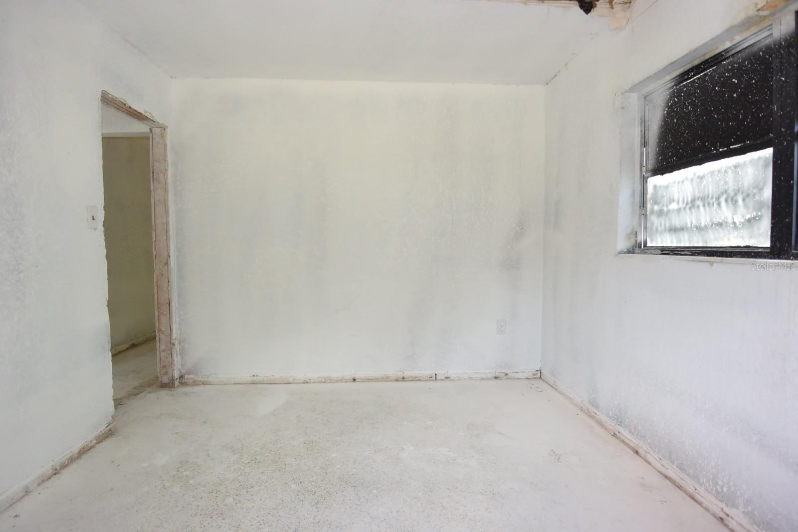 Listing photo id 15 for 2810 Van Buren Street