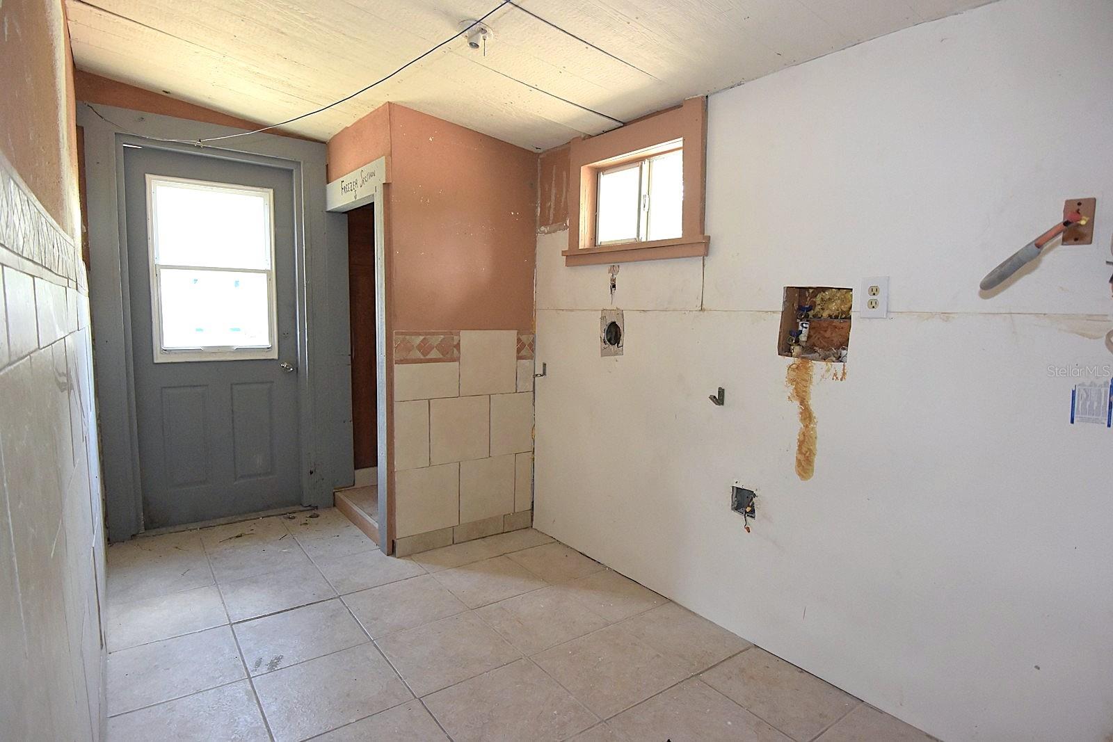 Listing photo id 35 for 2810 Van Buren Street