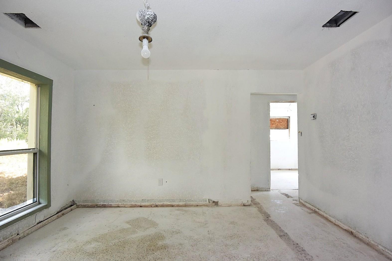 Listing photo id 2 for 2810 Van Buren Street