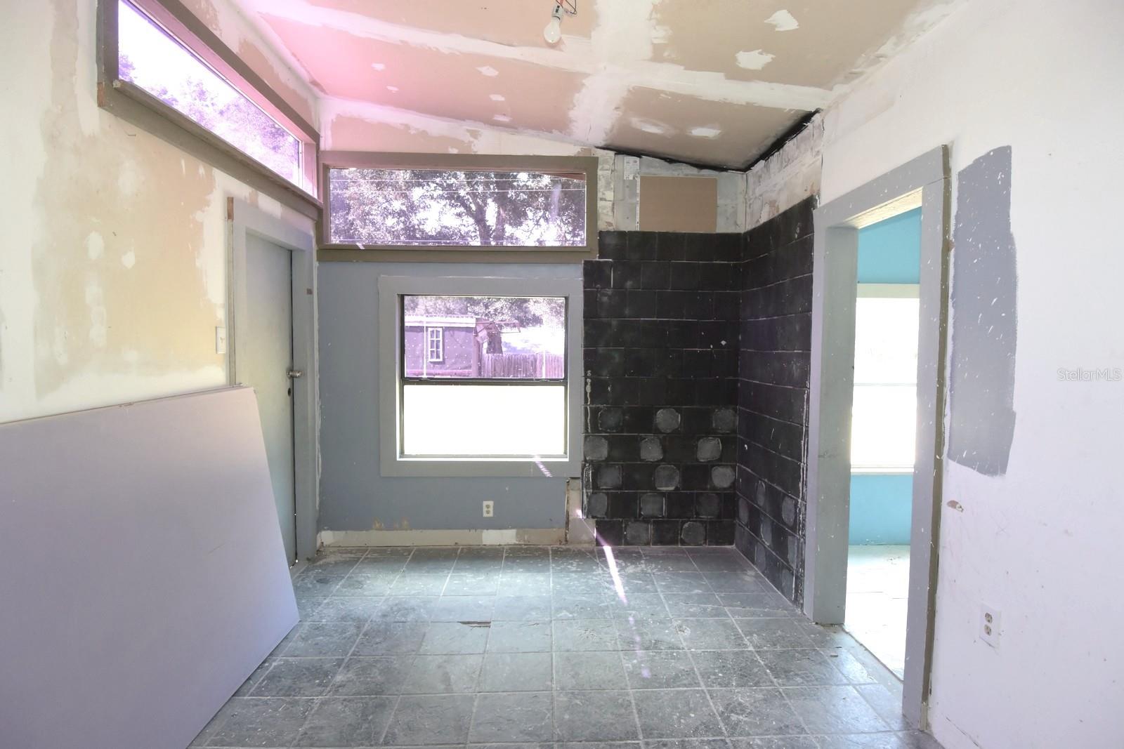 Listing photo id 6 for 2810 Van Buren Street