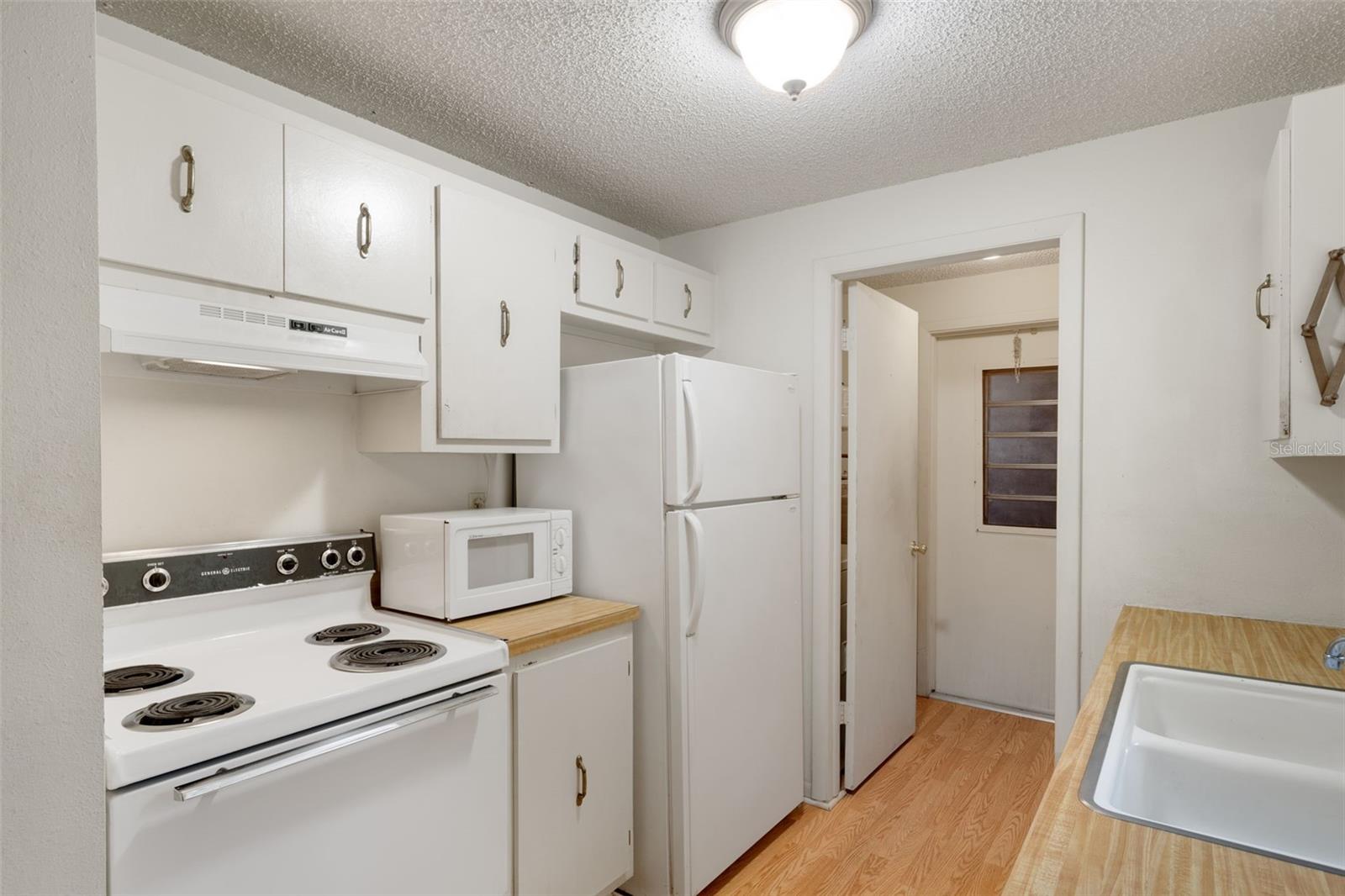 Image 13 of 36 For 9748 Bayside Court