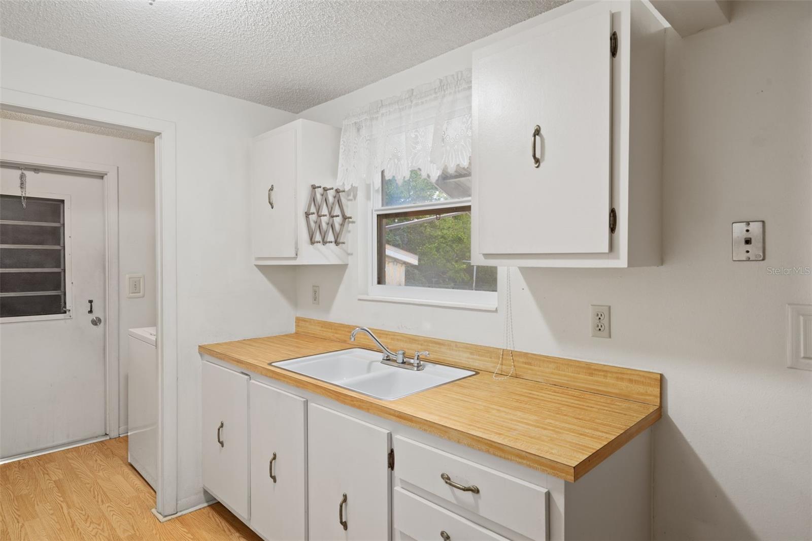 Image 14 of 36 For 9748 Bayside Court