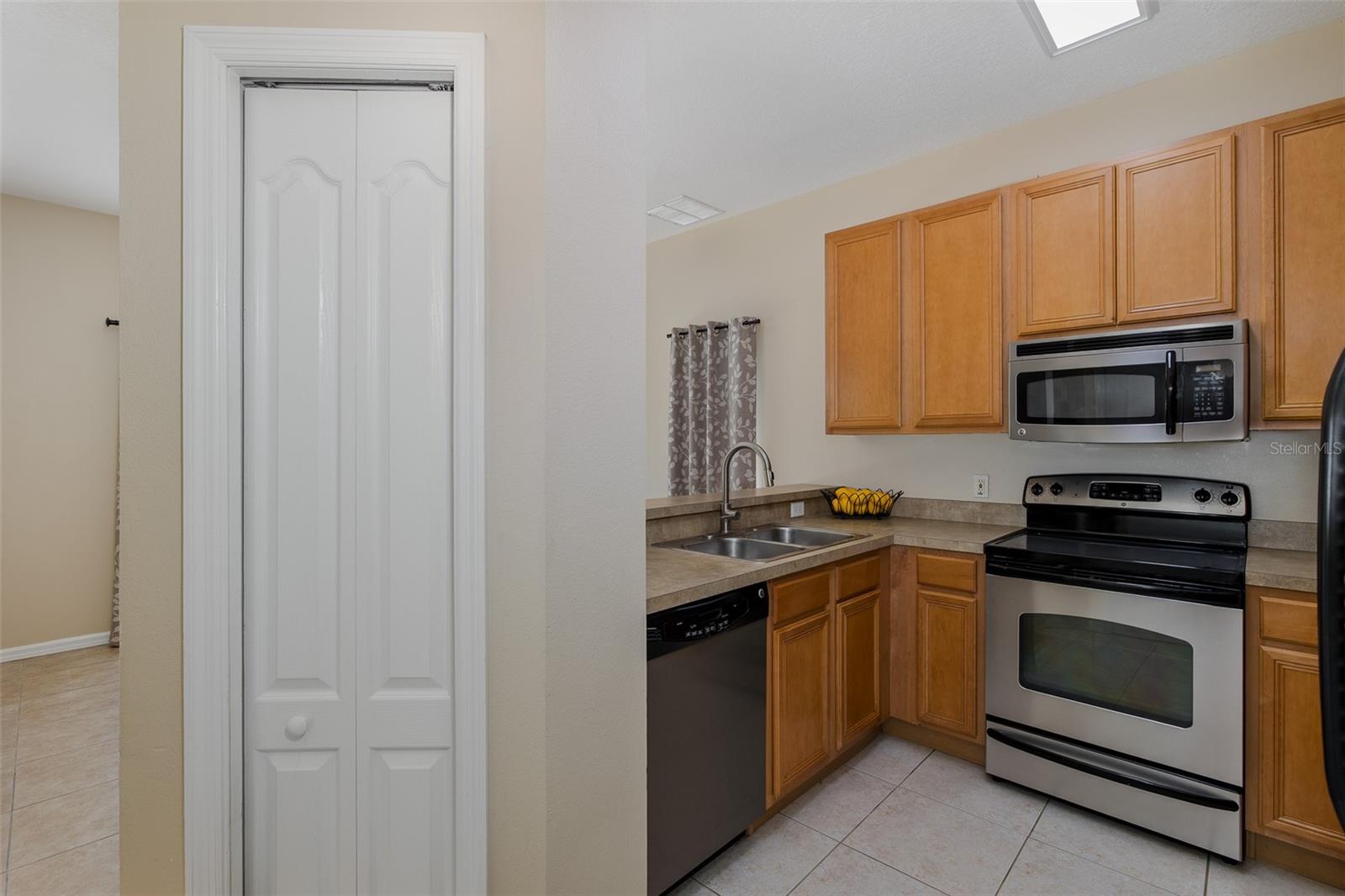 Image 13 of 81 For 8932 Iron Oak Avenue