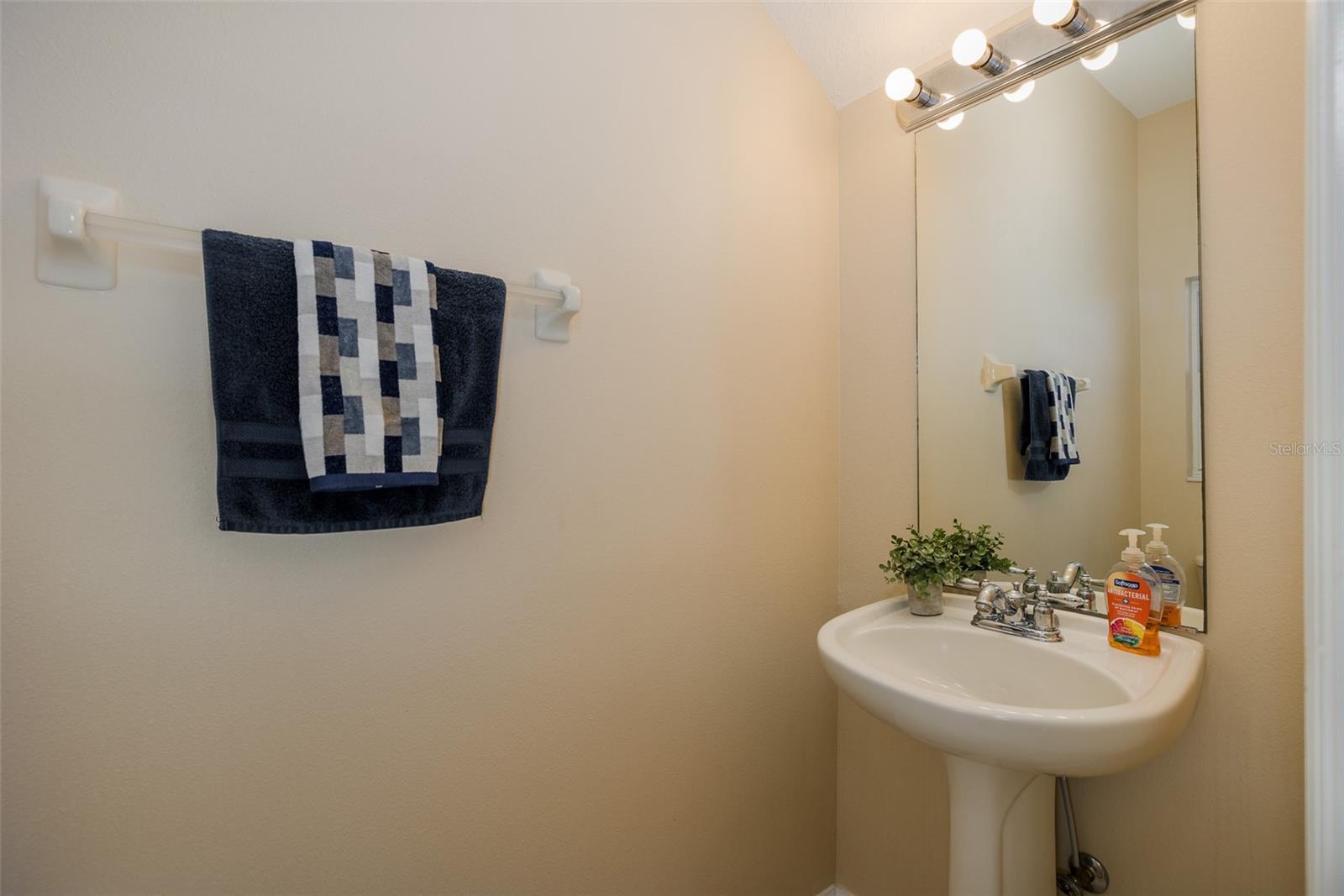 Image 17 of 81 For 8932 Iron Oak Avenue