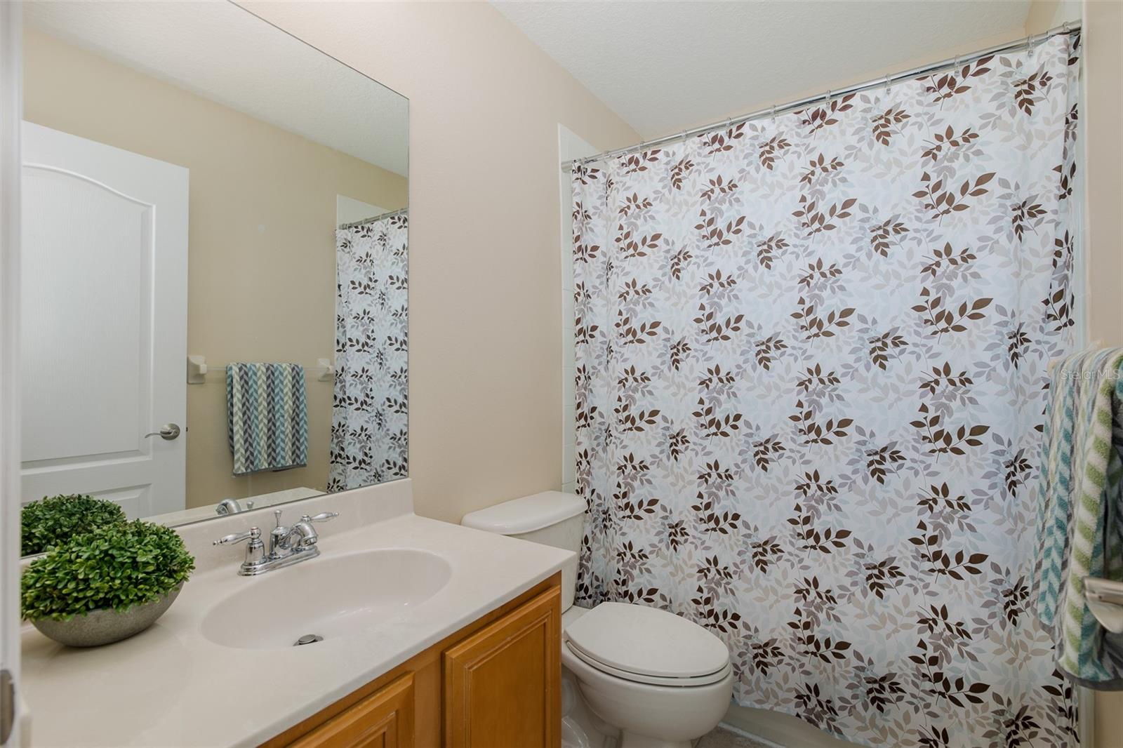 Image 24 of 81 For 8932 Iron Oak Avenue
