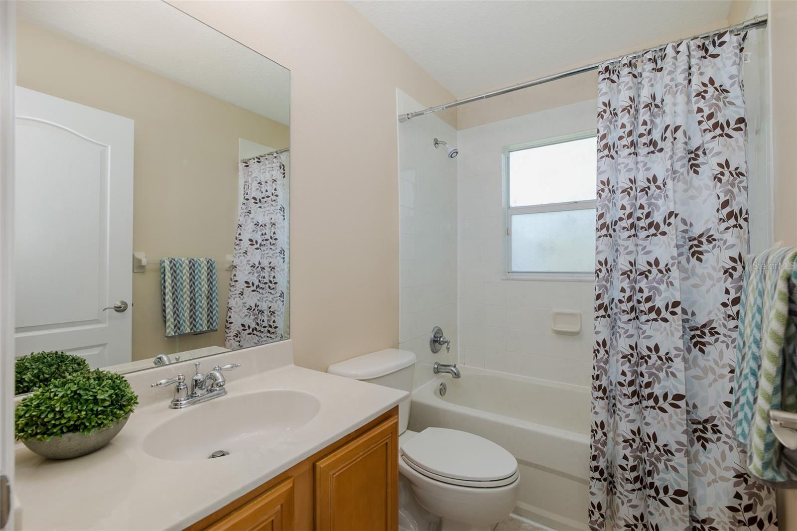 Image 25 of 81 For 8932 Iron Oak Avenue