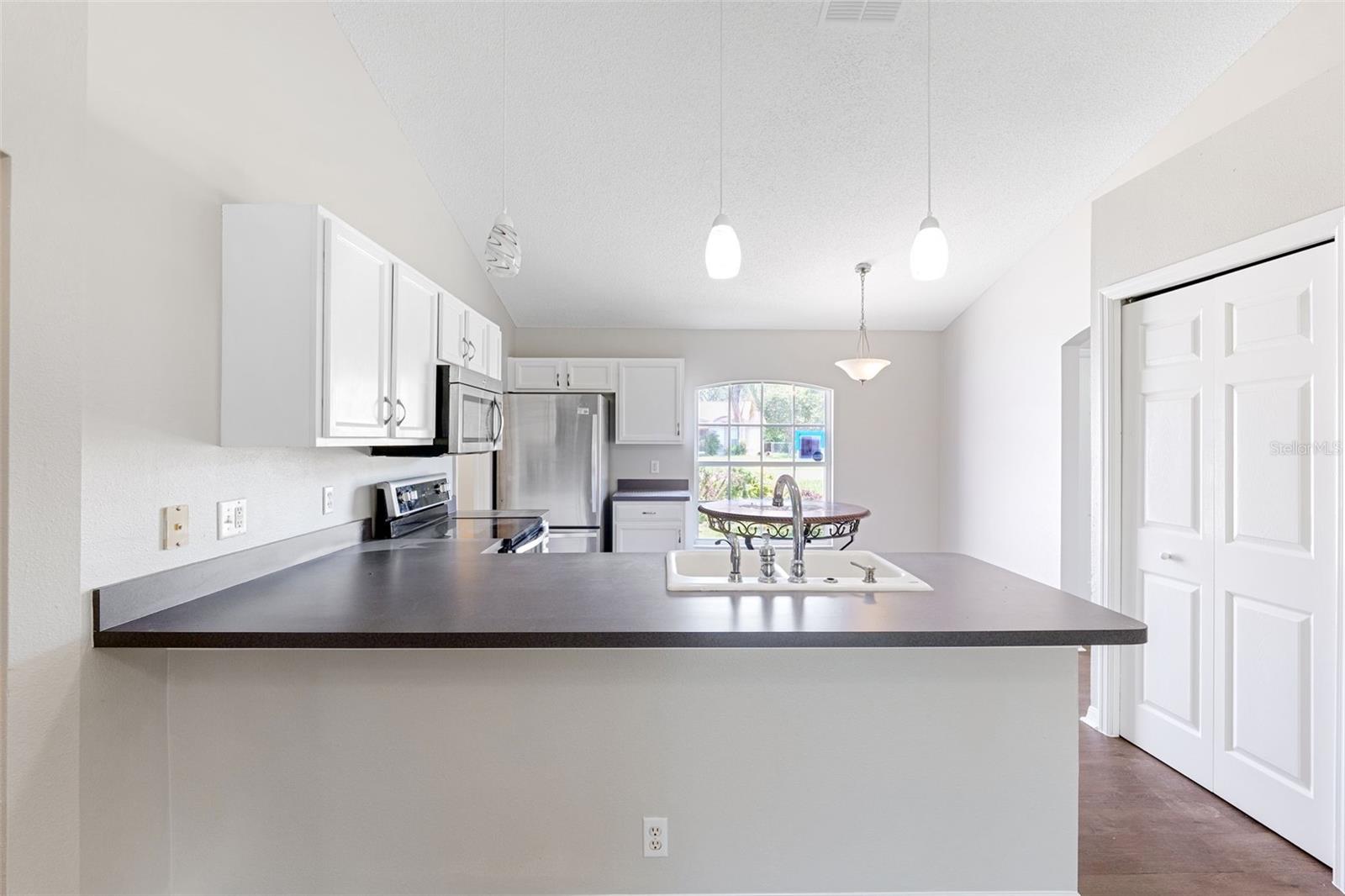 Listing photo id 8 for 13446 White Plains Street