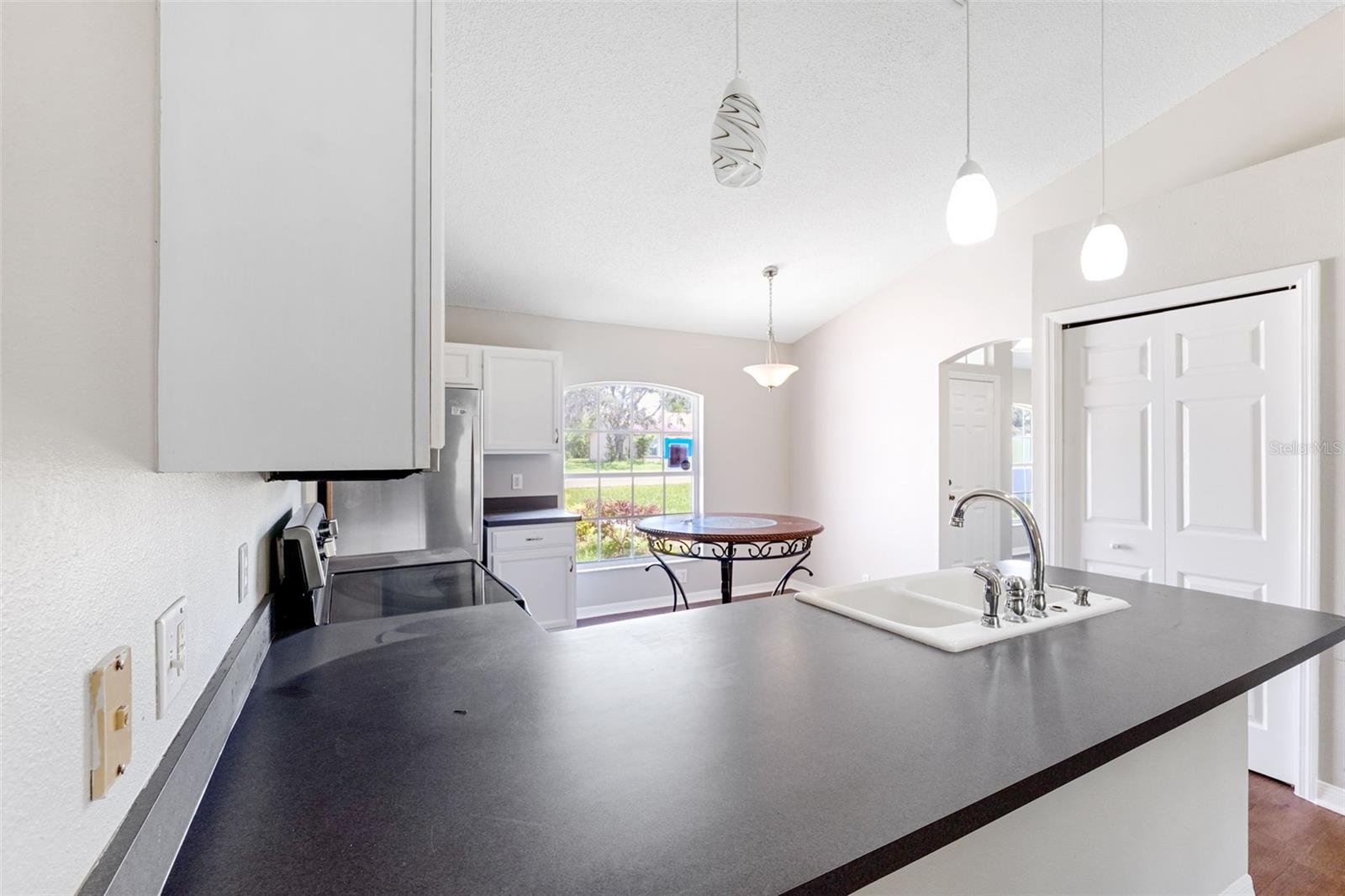 Listing photo id 9 for 13446 White Plains Street