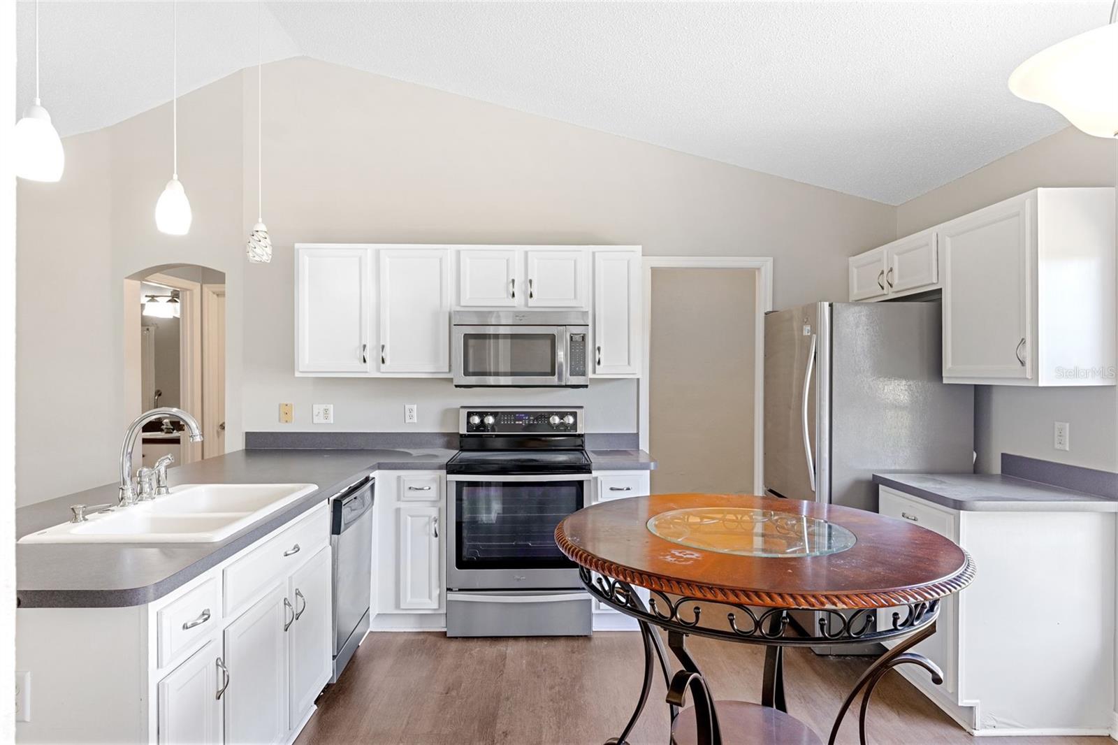 Listing photo id 10 for 13446 White Plains Street