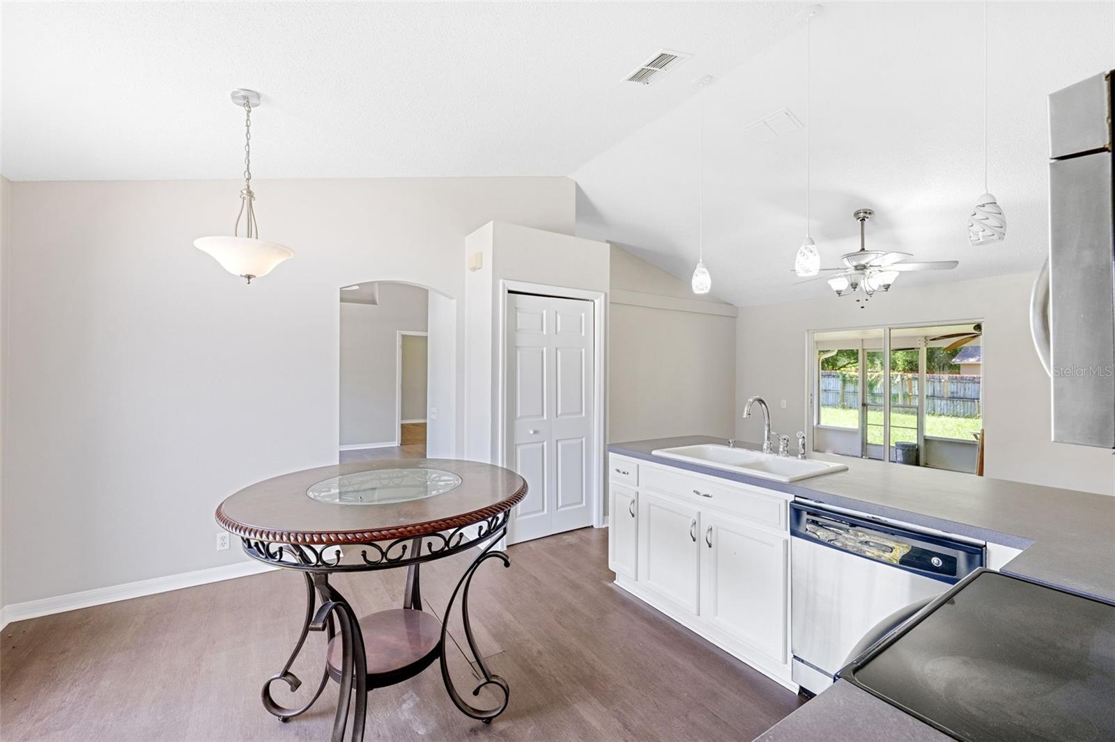 Listing photo id 12 for 13446 White Plains Street