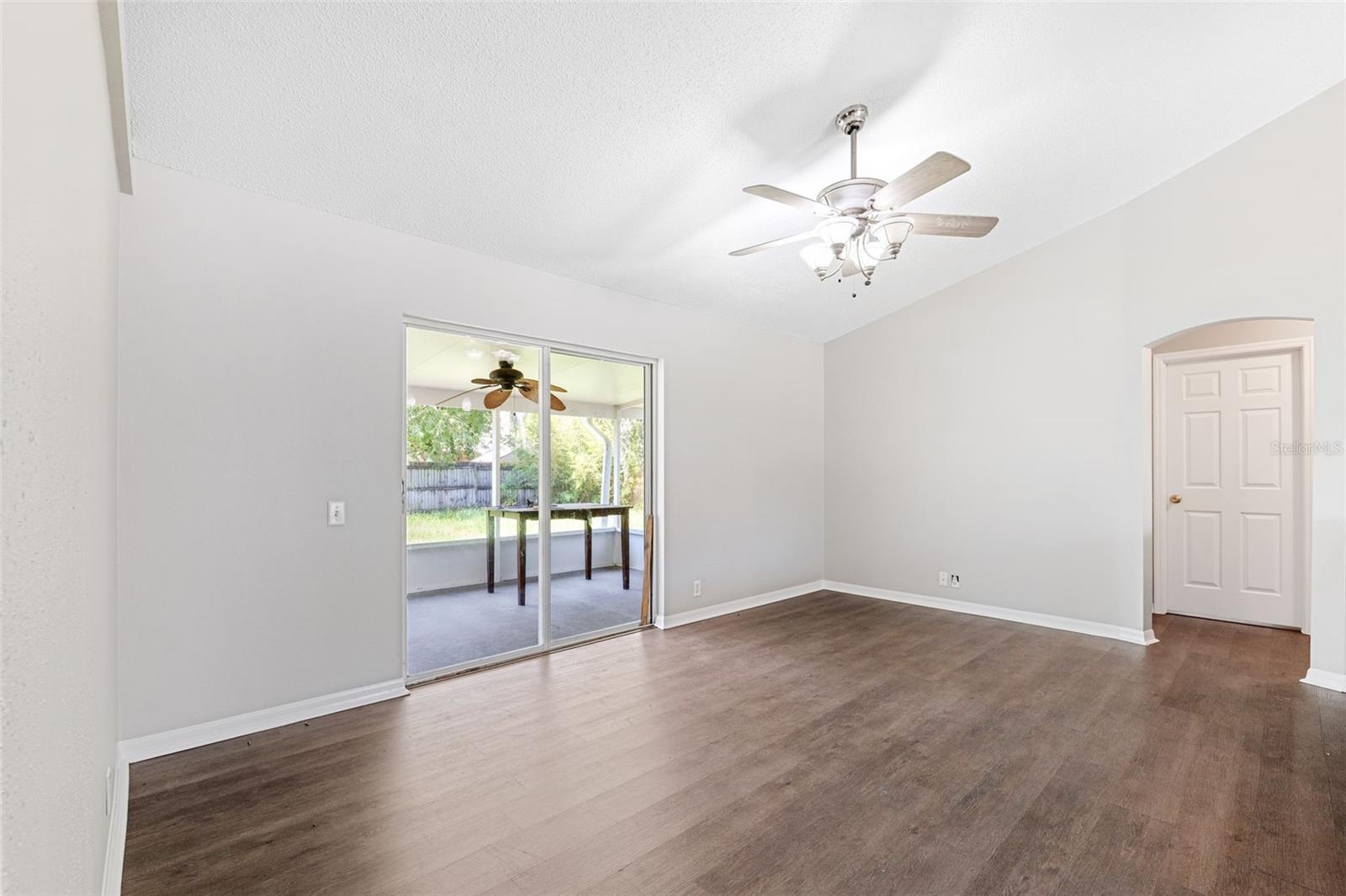 Listing photo id 13 for 13446 White Plains Street