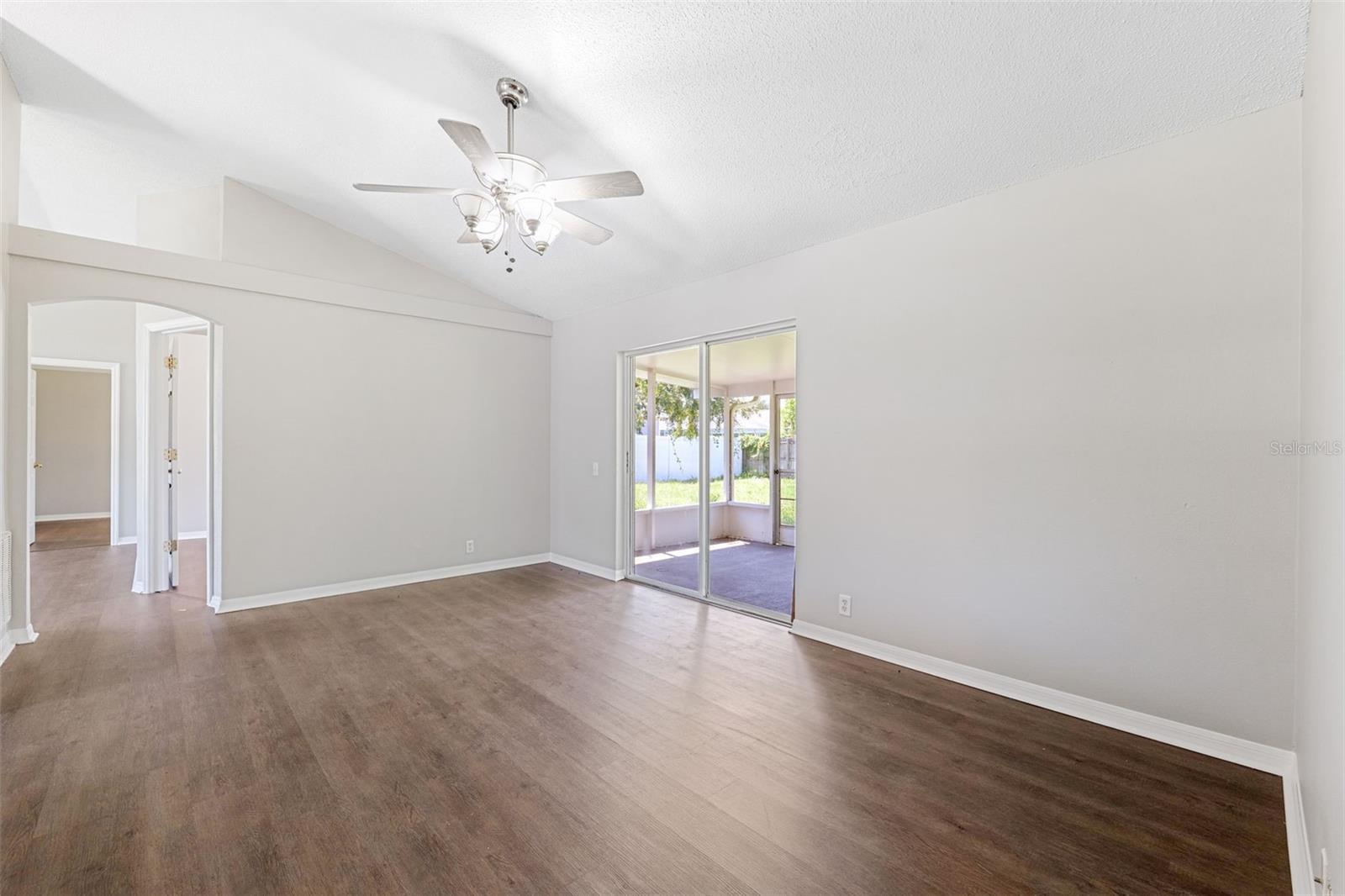 Listing photo id 14 for 13446 White Plains Street